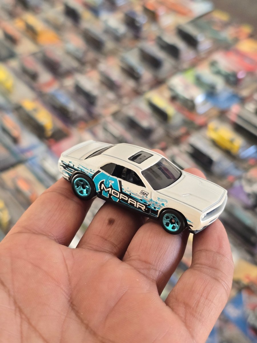 Hot Wheels 2008 Dodge Challenger SRT8 Mopar Edition (Uncarded) - Kinder Logs