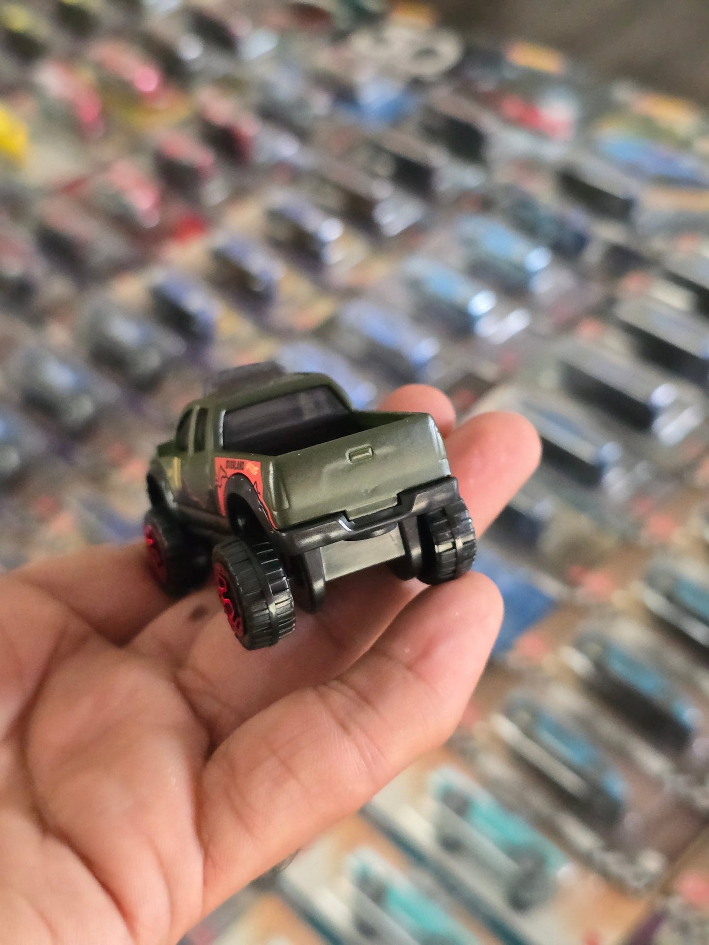 Hot Wheels 2010 Toyota Tundra Overland Edition (Uncarded) - Kinder Logs