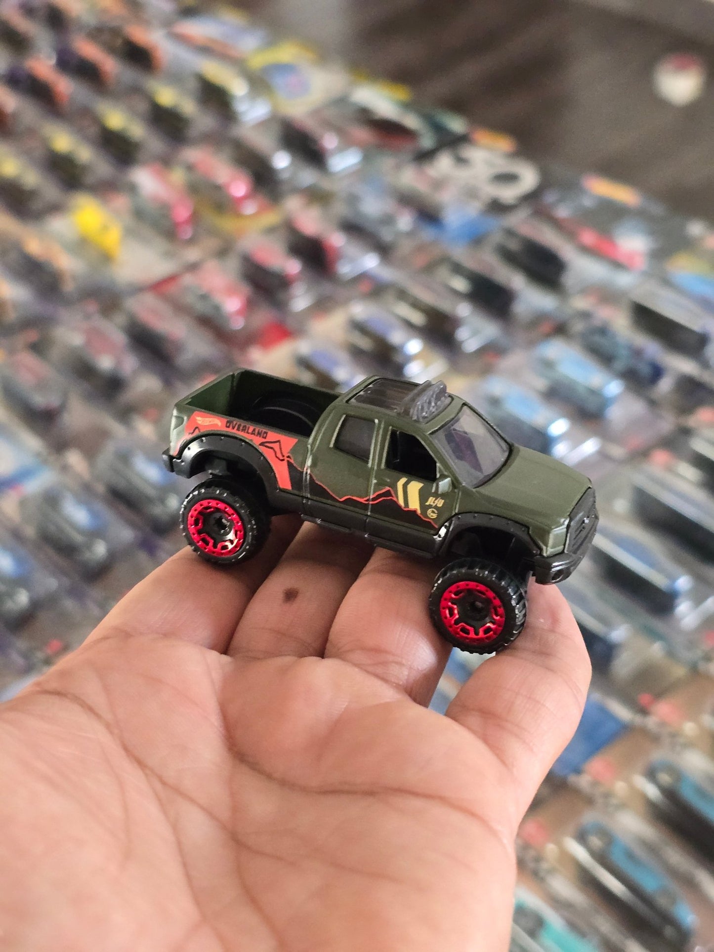 Hot Wheels 2010 Toyota Tundra Overland Edition (Uncarded) - Kinder Logs