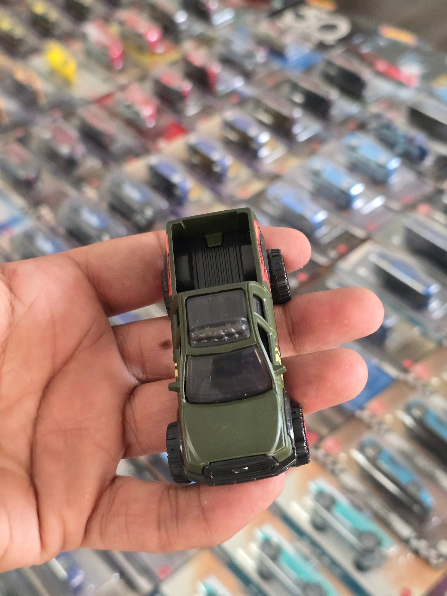 Hot Wheels 2010 Toyota Tundra Overland Edition (Uncarded) - Kinder Logs