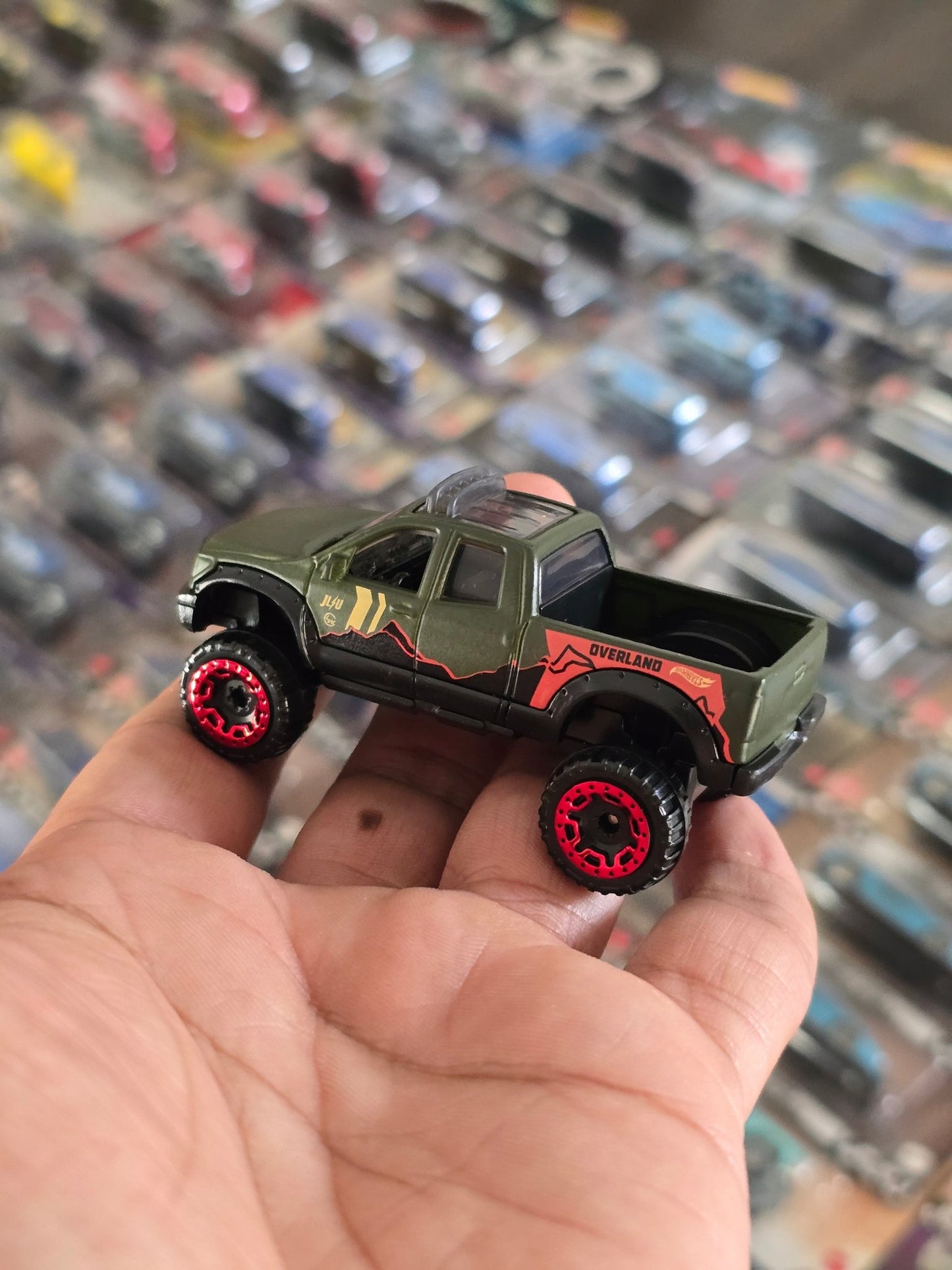 Hot Wheels 2010 Toyota Tundra Overland Edition (Uncarded) - Kinder Logs