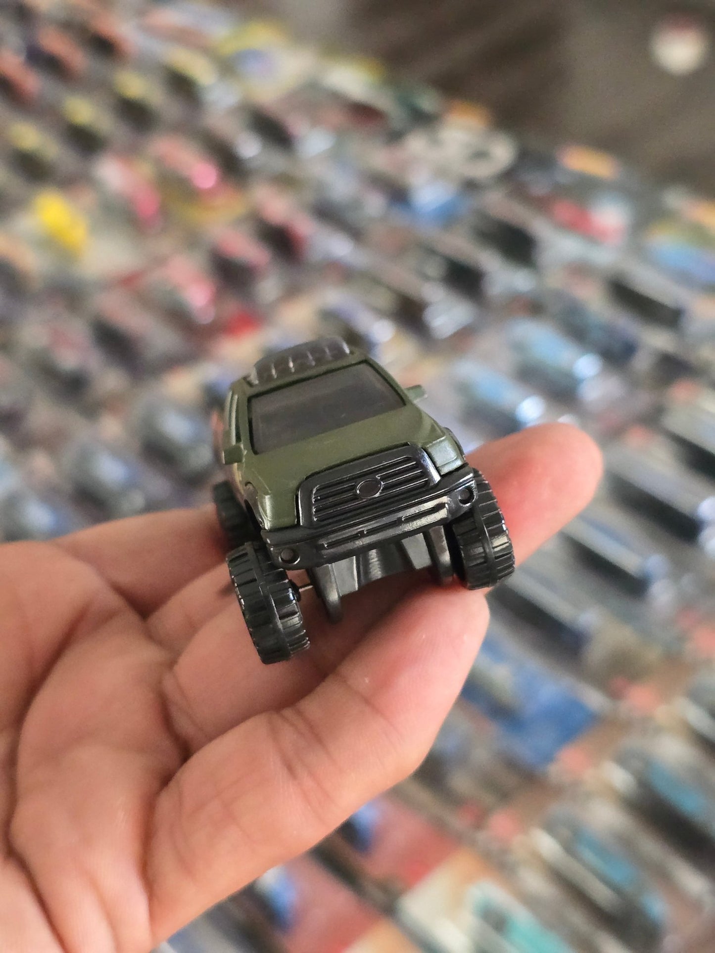 Hot Wheels 2010 Toyota Tundra Overland Edition (Uncarded) - Kinder Logs