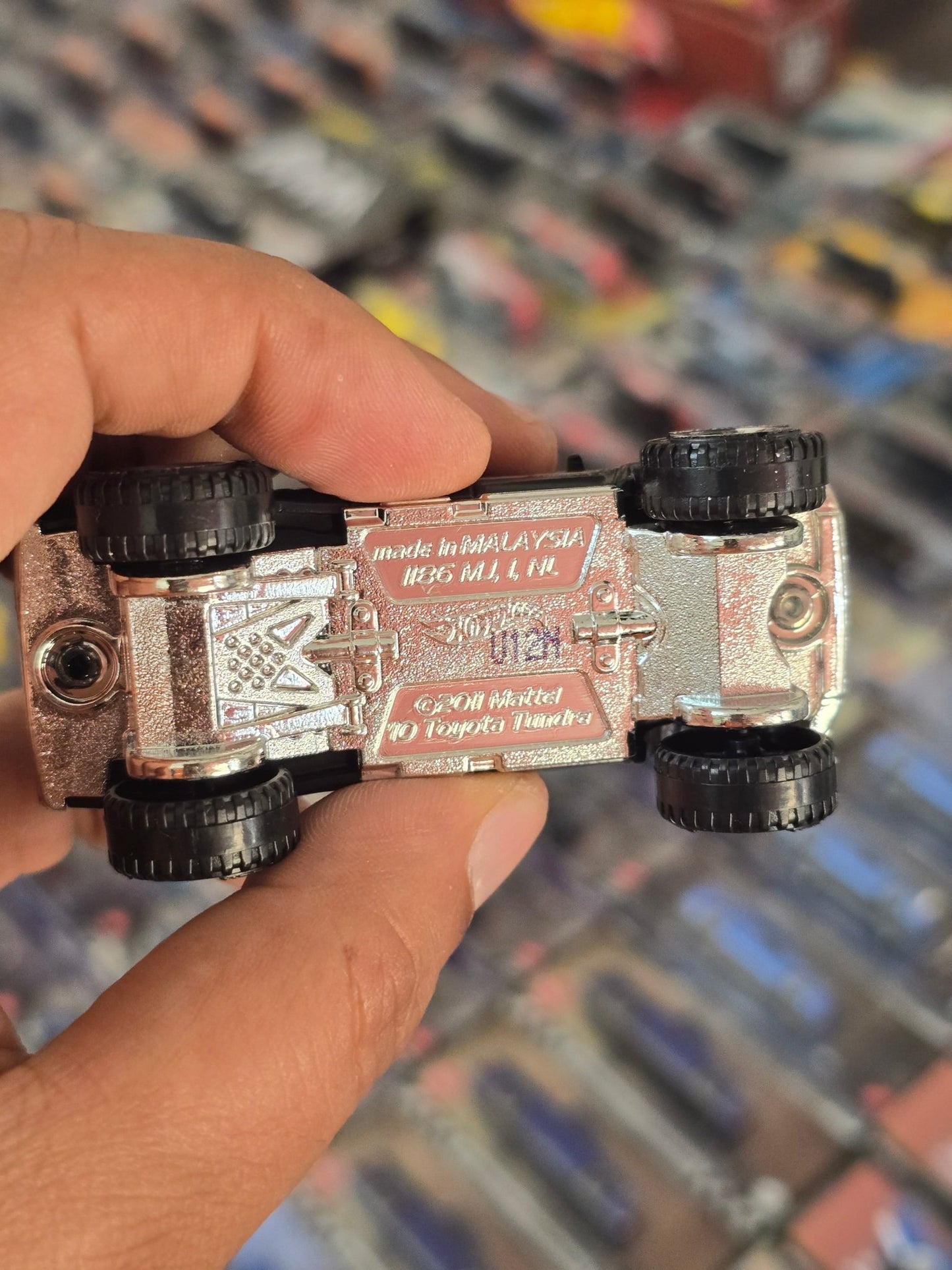 Hot Wheels 2010 Toyota Tundra - Silver Series (Uncarded) - Kinder Logs