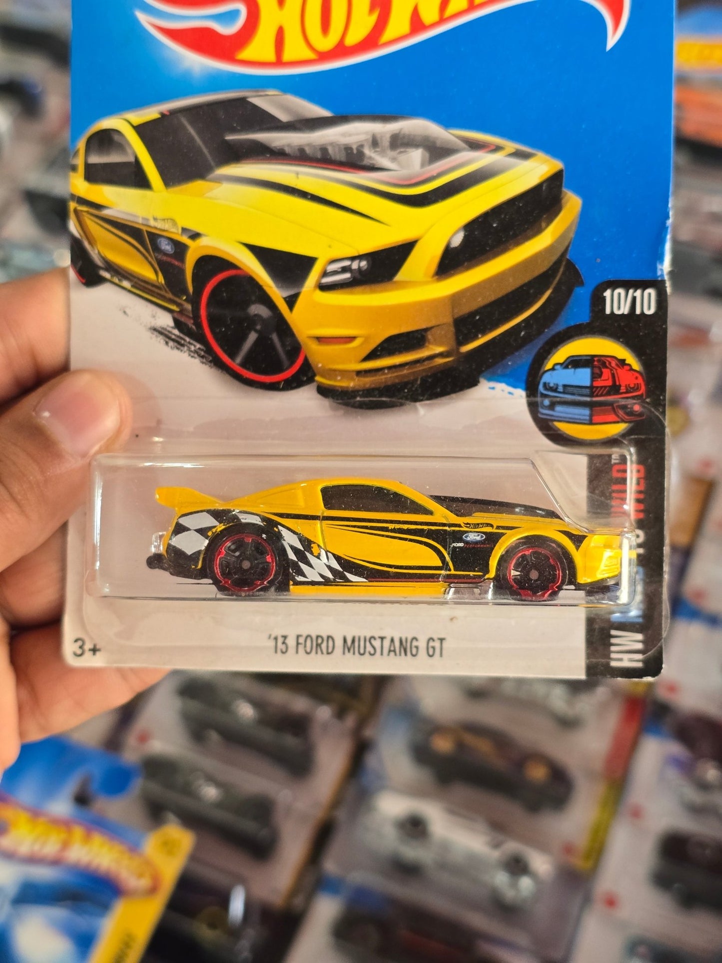 Hot Wheels 2013 Ford Mustang GT - HW Mild to Wild - Kinder Logs