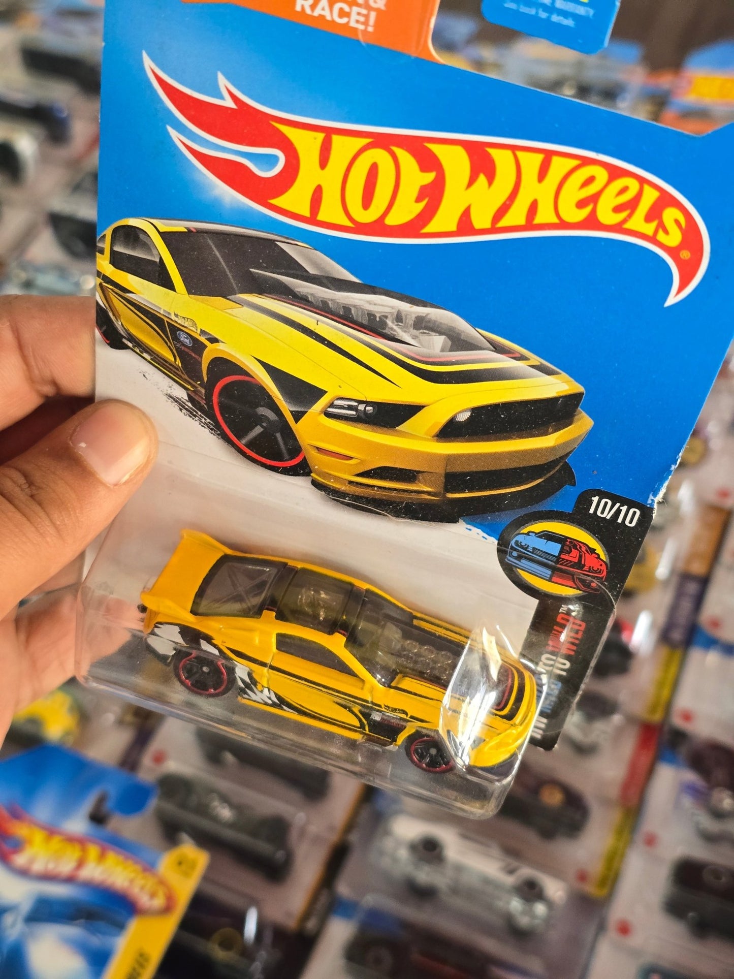 Hot Wheels 2013 Ford Mustang GT - HW Mild to Wild - Kinder Logs