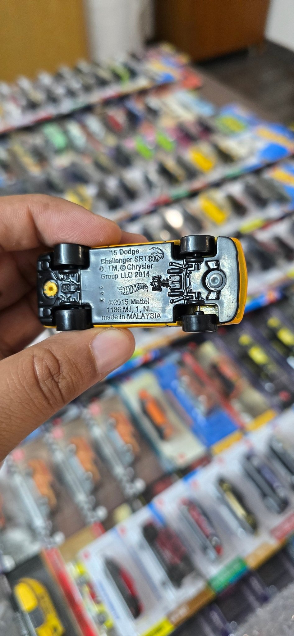 Hot Wheels 2015 Dodge Challenger SRT - Yellow (Uncarded) - Kinder Logs