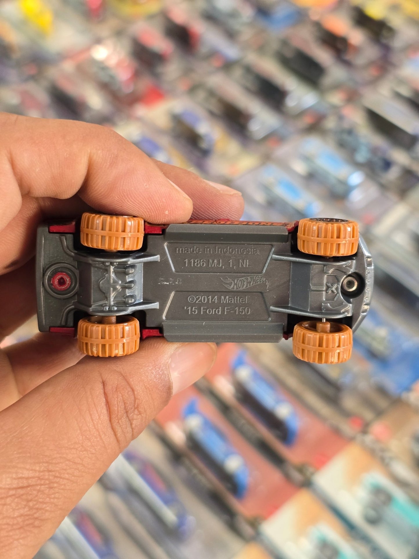 Hot Wheels 2015 Ford F - 150 (Uncarded) - Kinder Logs