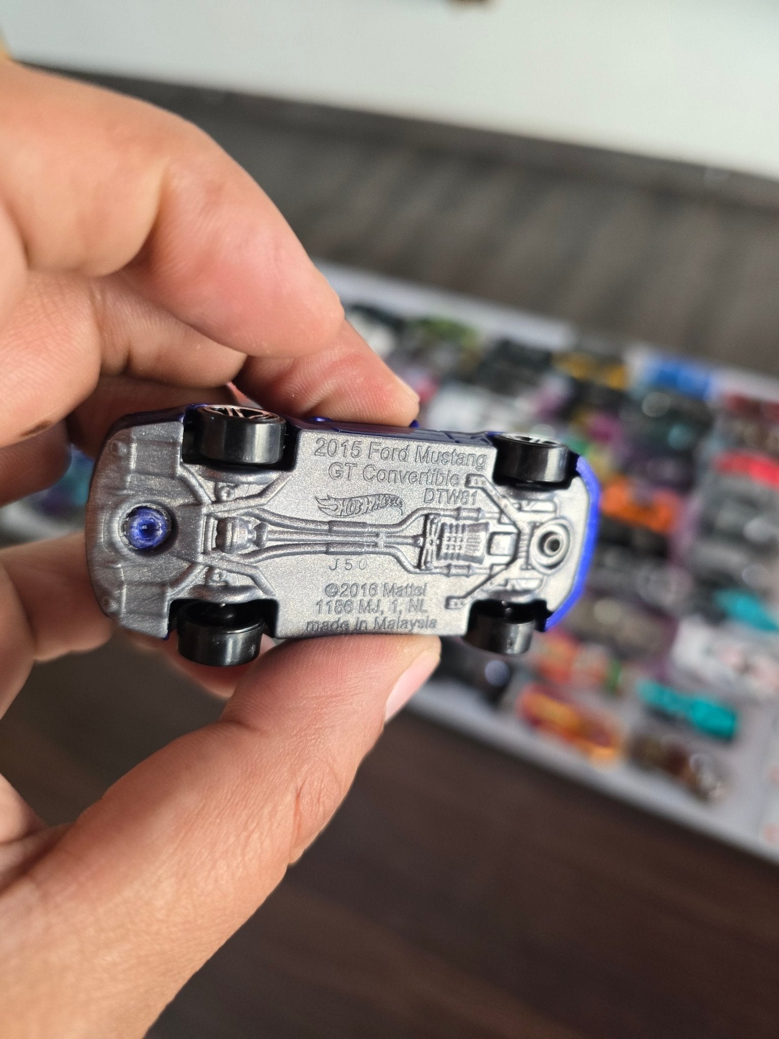 Hot Wheels 2015 Ford Mustang GT Convertible - Blue (Uncarded) - Kinder Logs