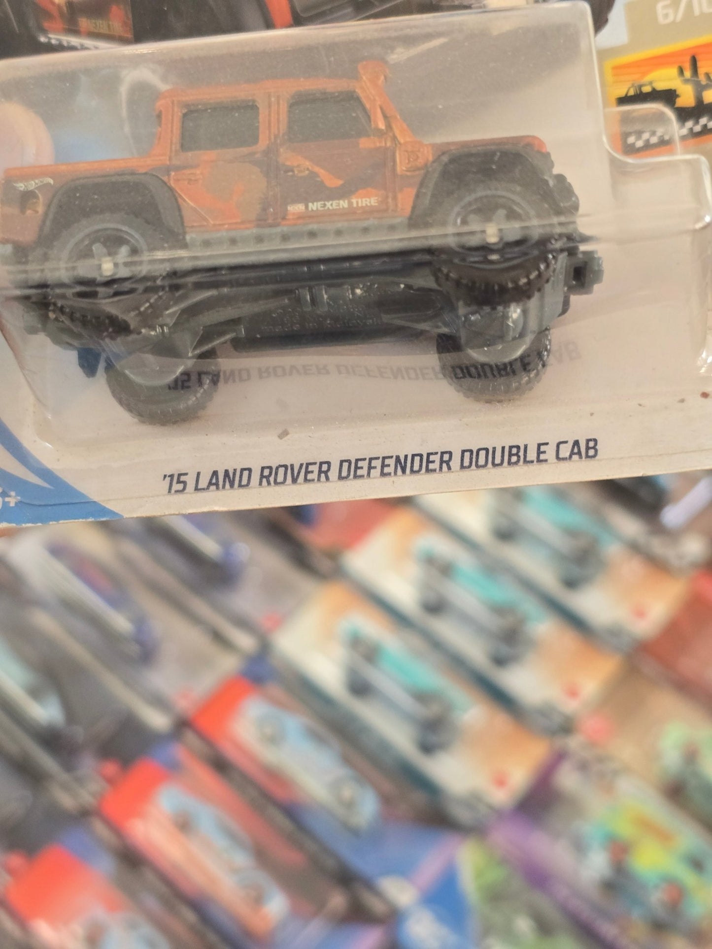 Hot Wheels 2015 Land Rover Defender Double Cab - Kinder Logs