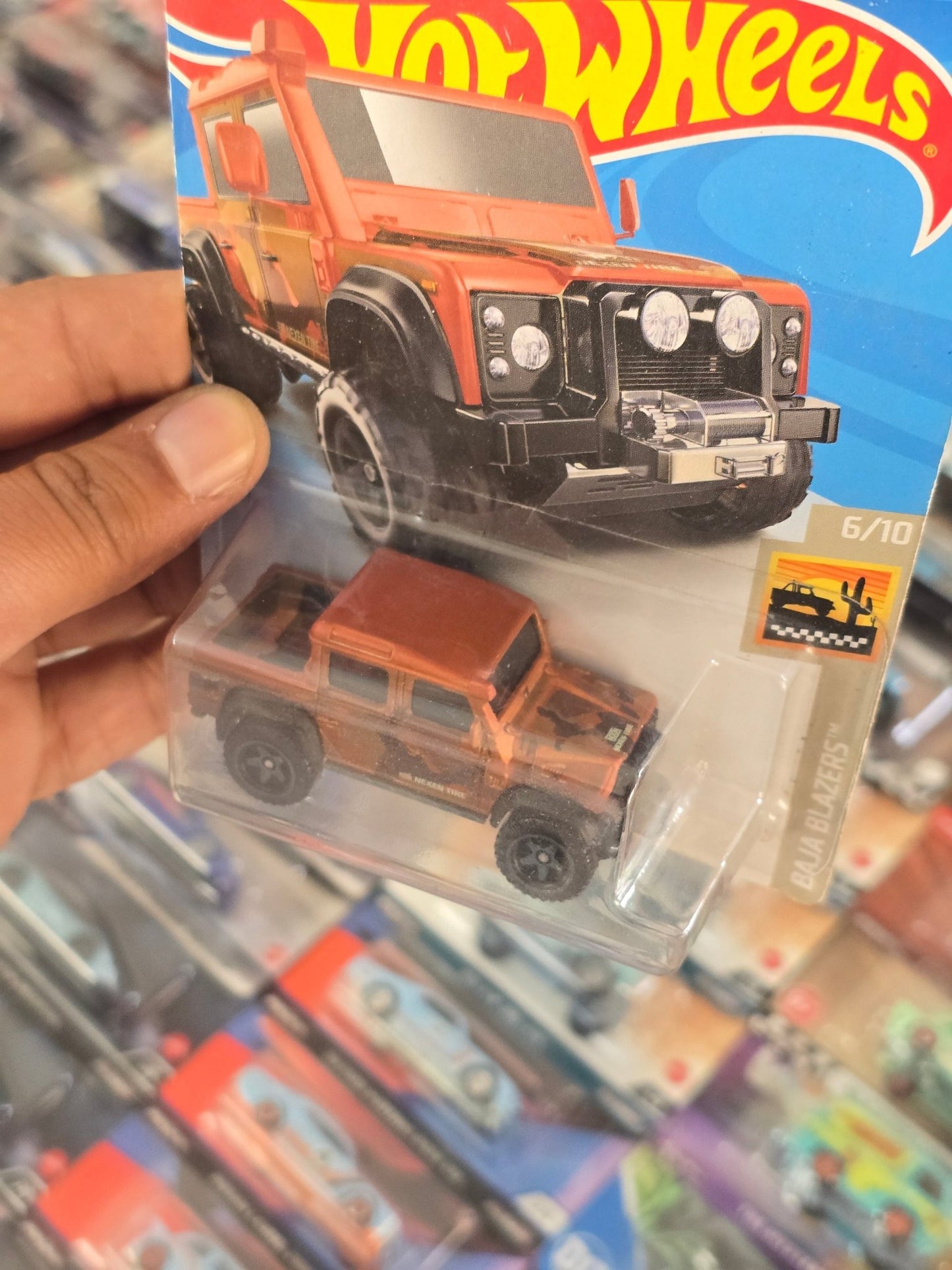 Hot Wheels 2015 Land Rover Defender Double Cab - Kinder Logs