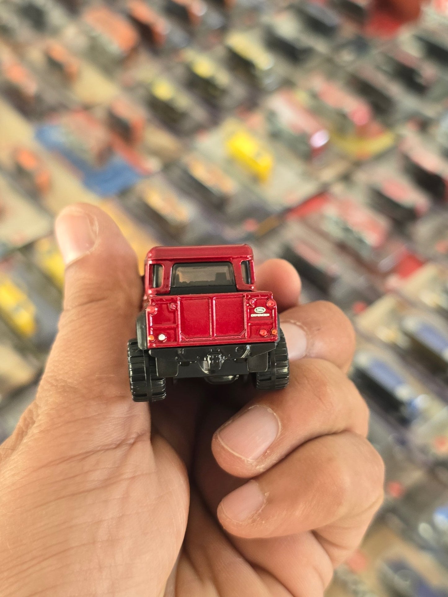 Hot Wheels 2015 Land Rover Defender Double Cab - Red (Uncarded) - Kinder Logs