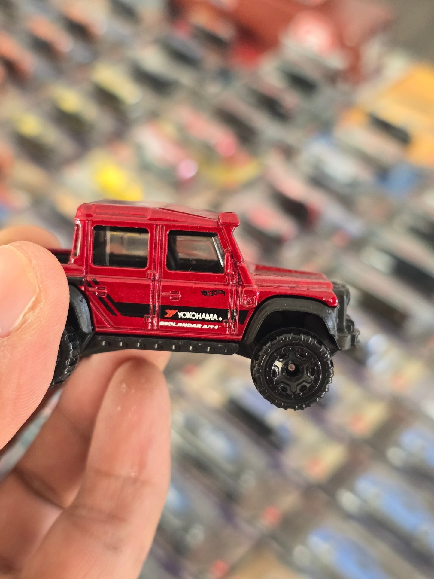 Hot Wheels 2015 Land Rover Defender Double Cab - Red (Uncarded) - Kinder Logs