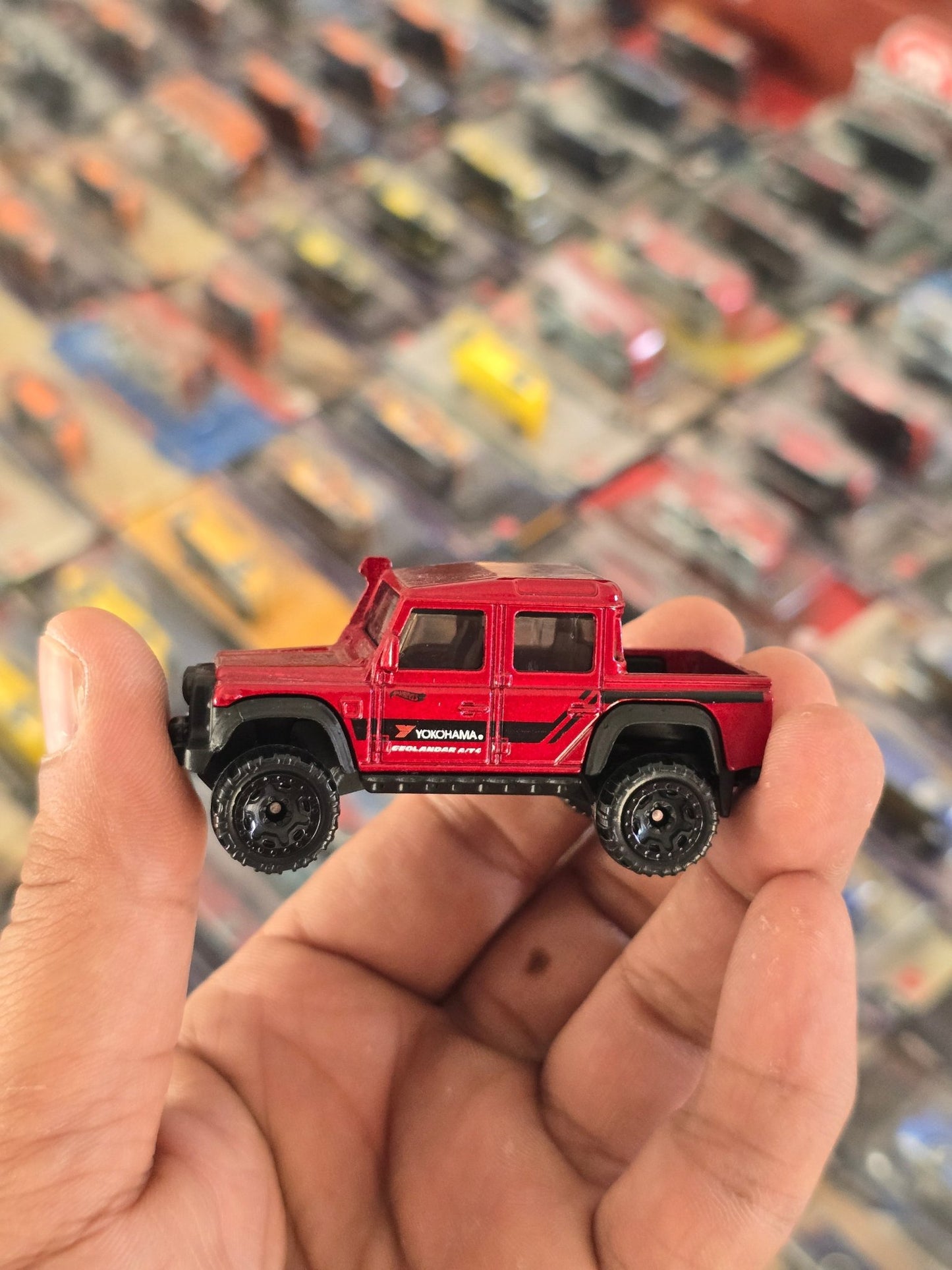 Hot Wheels 2015 Land Rover Defender Double Cab - Red (Uncarded) - Kinder Logs