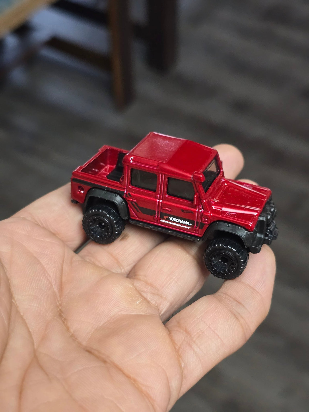 Hot Wheels 2015 Land Rover Defender Double Cab - Red (Uncarded - New) - Kinder Logs