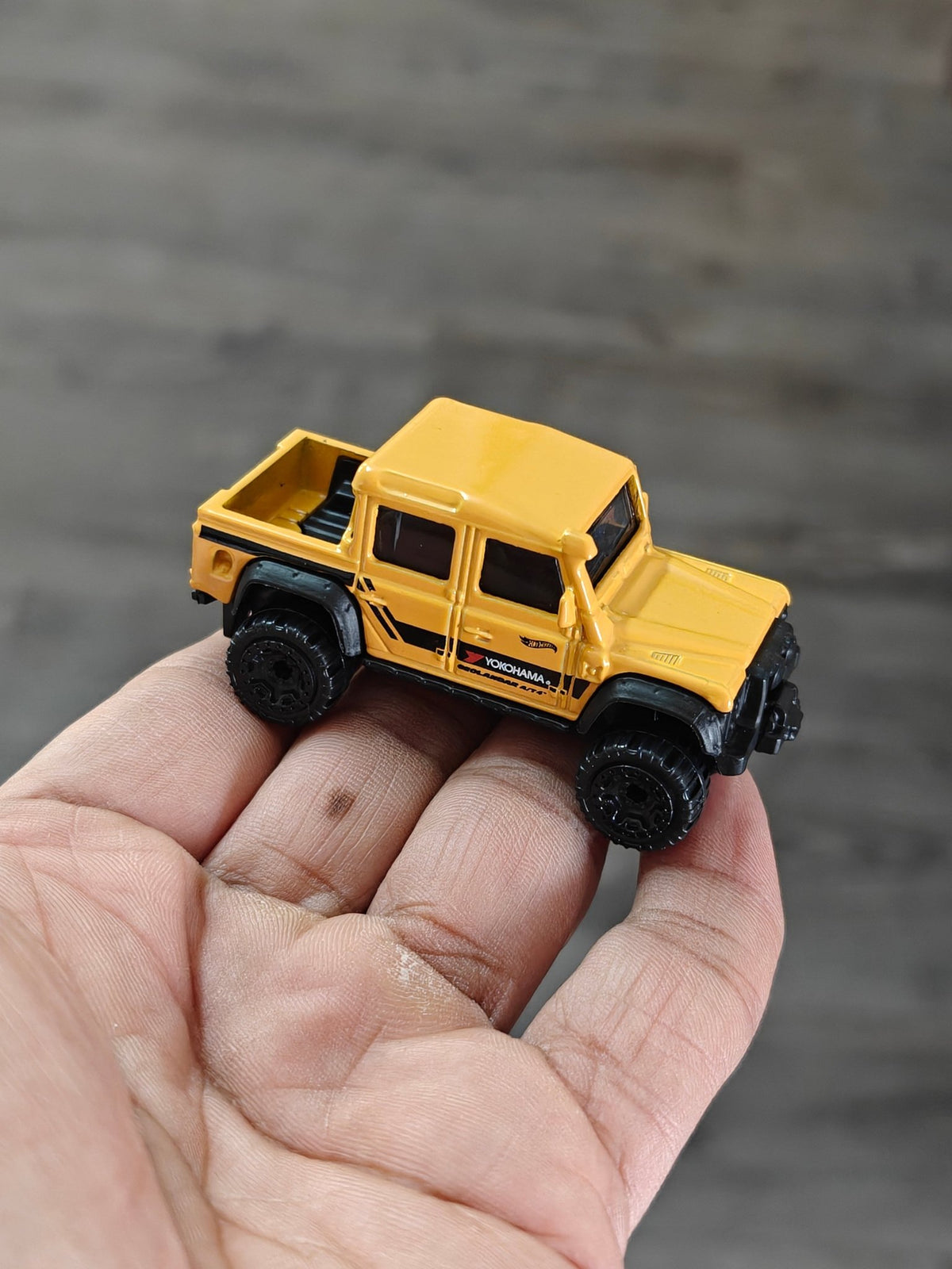 Hot Wheels 2015 Land Rover Defender Double Cab - Yellow (Uncarded - New) - Kinder Logs