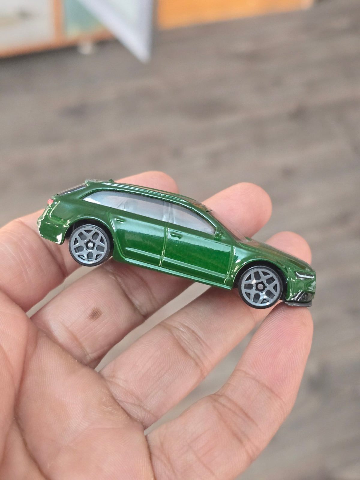 Hot Wheels 2017 Audi RS6 Avant (Pre - Owned) - Kinder Logs