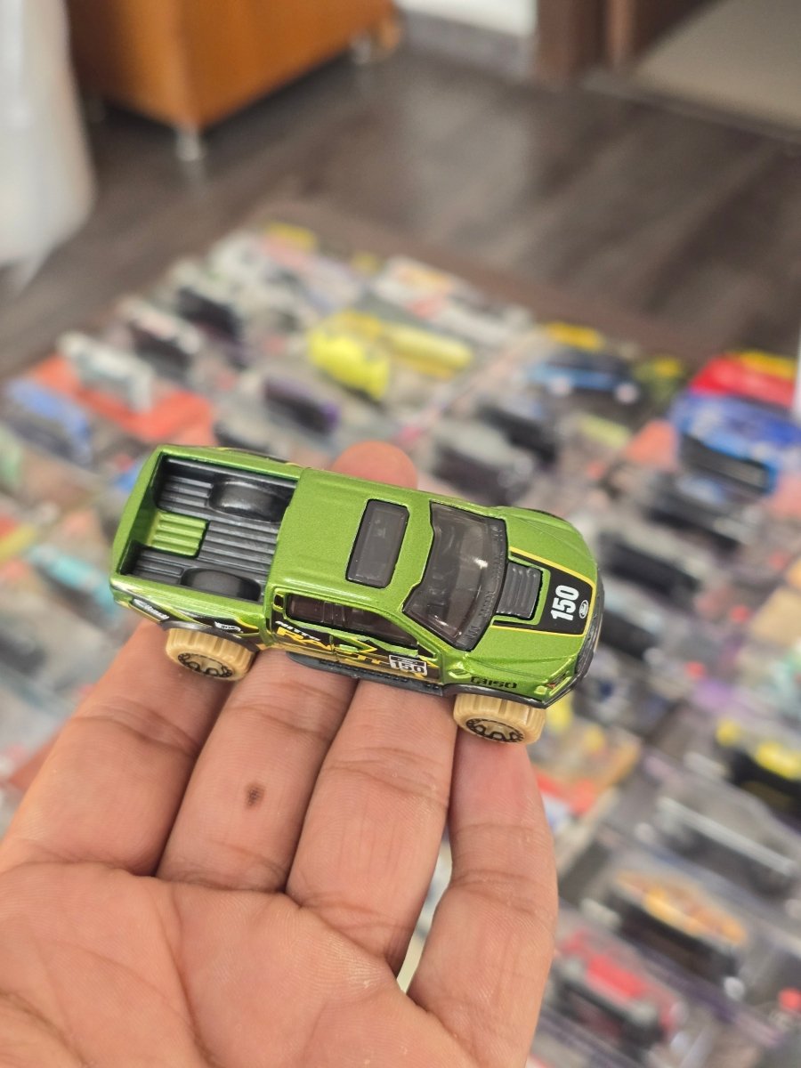 Hot Wheels 2017 Ford F150 Raptor (Uncarded) - Kinder Logs