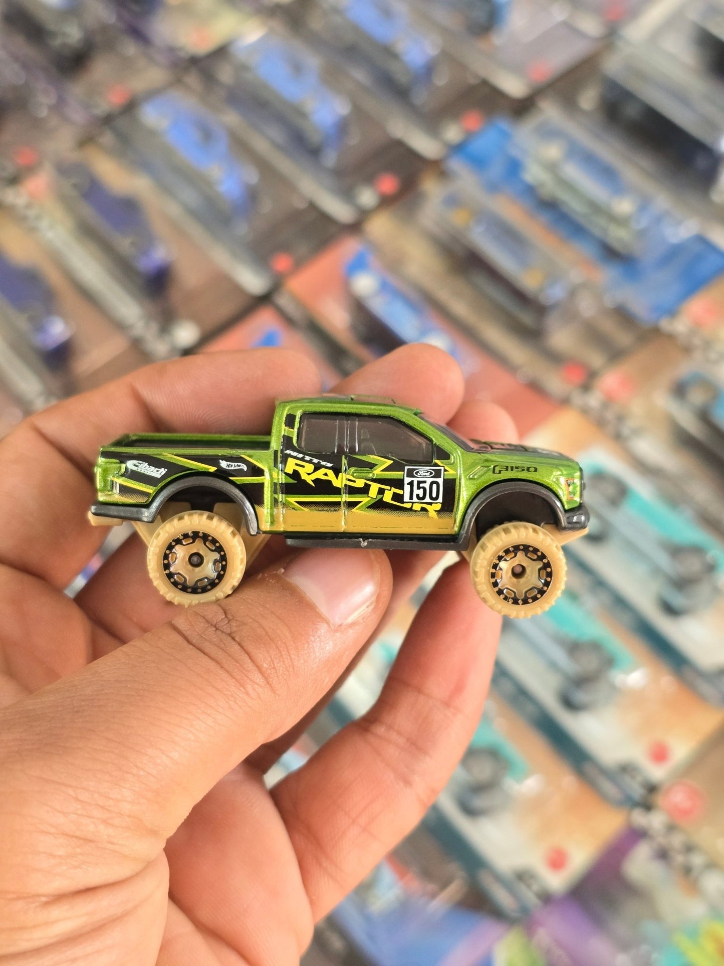 Hot Wheels 2017 Ford F150 Raptor (Uncarded) - Kinder Logs