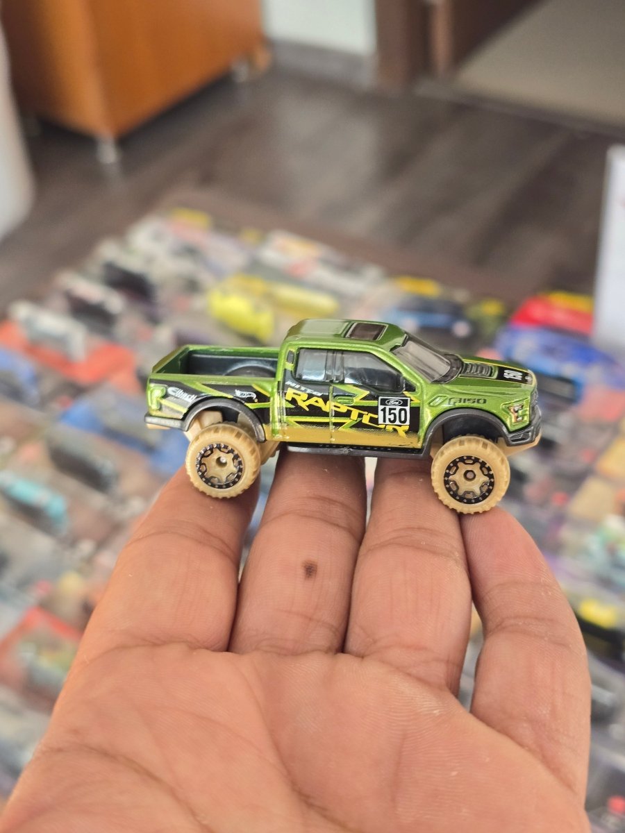 Hot Wheels 2017 Ford F150 Raptor (Uncarded) - Kinder Logs