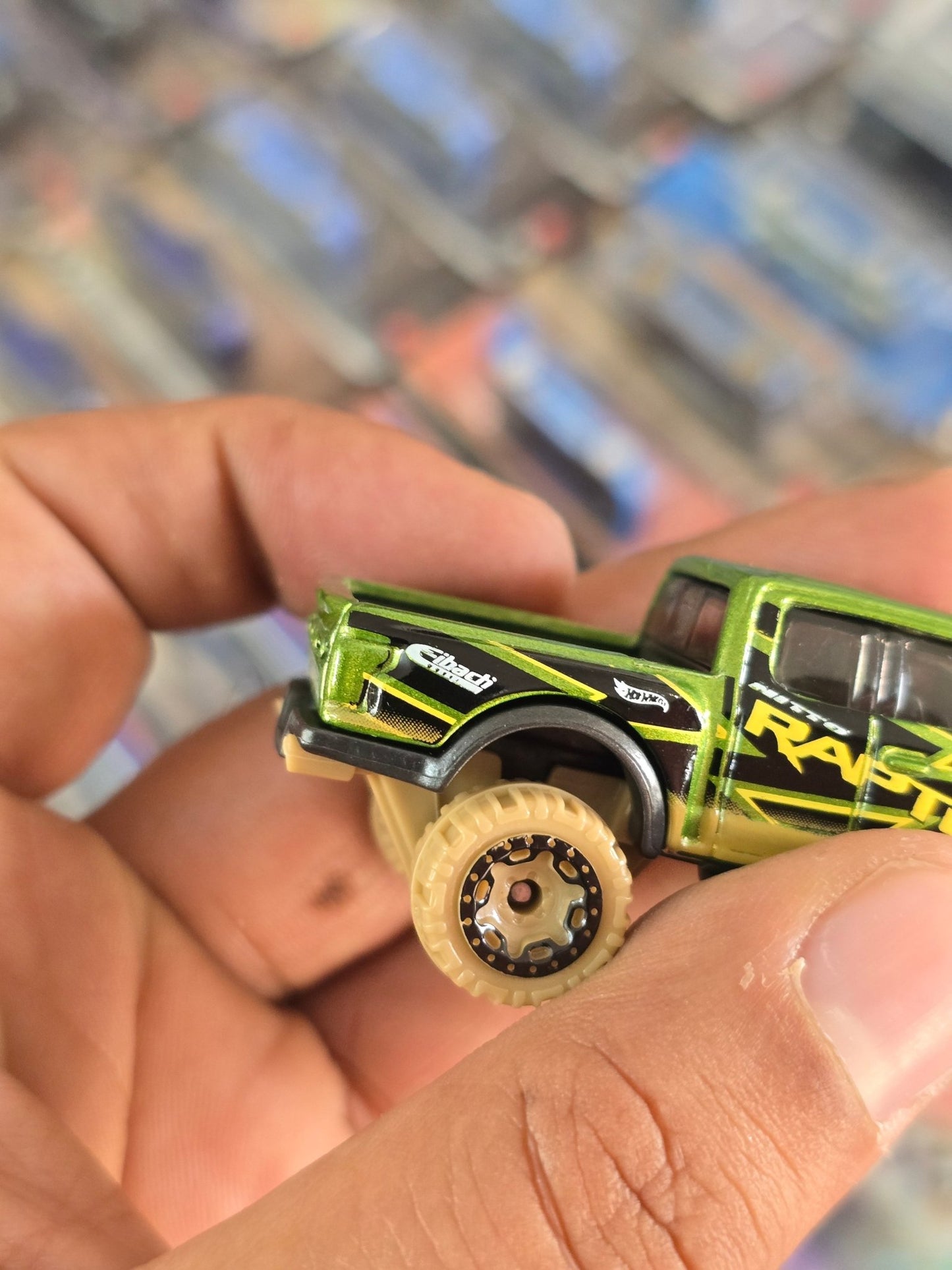 Hot Wheels 2017 Ford F150 Raptor (Uncarded) - Kinder Logs