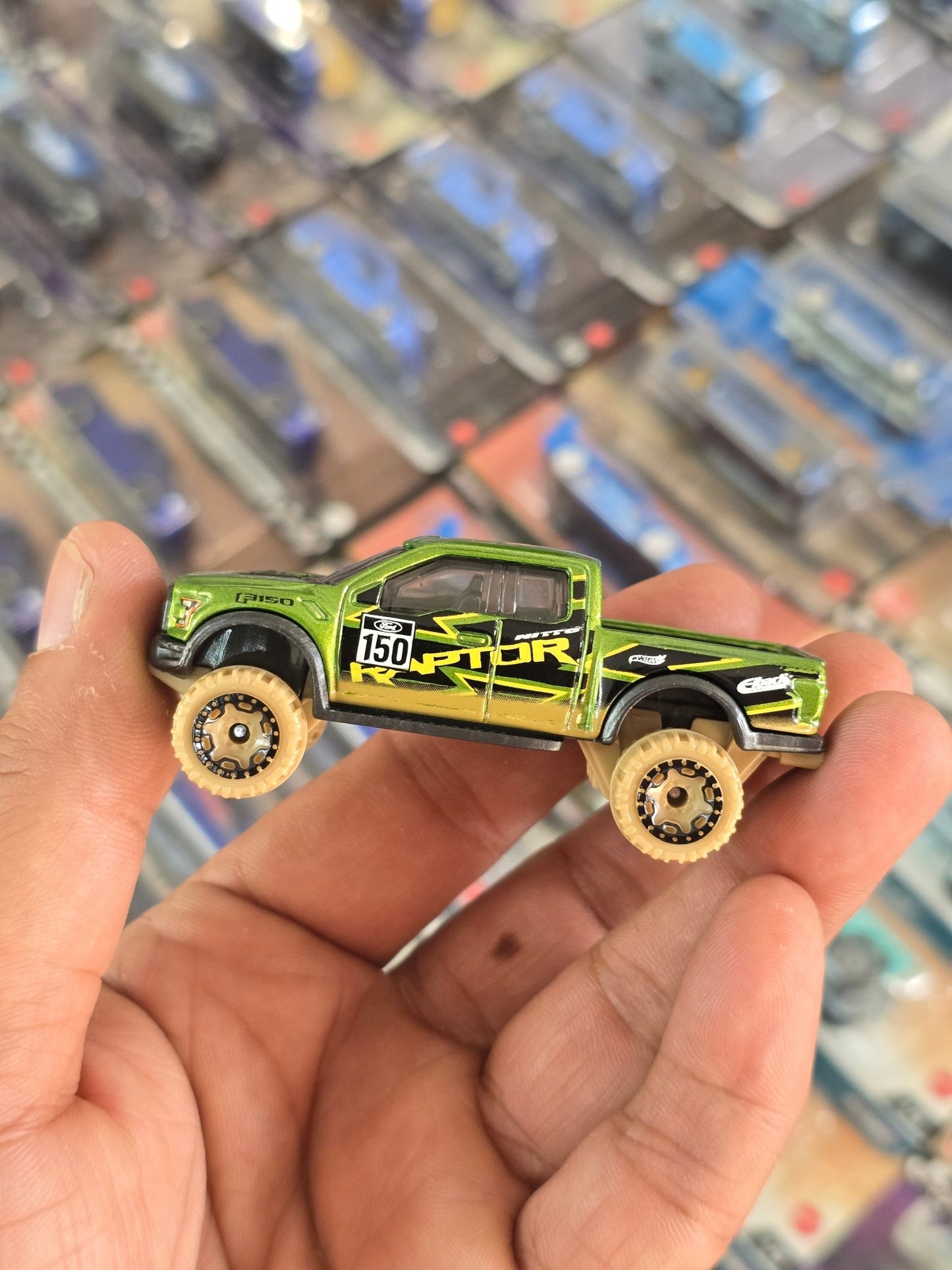 Hot Wheels 2017 Ford F150 Raptor (Uncarded) - Kinder Logs