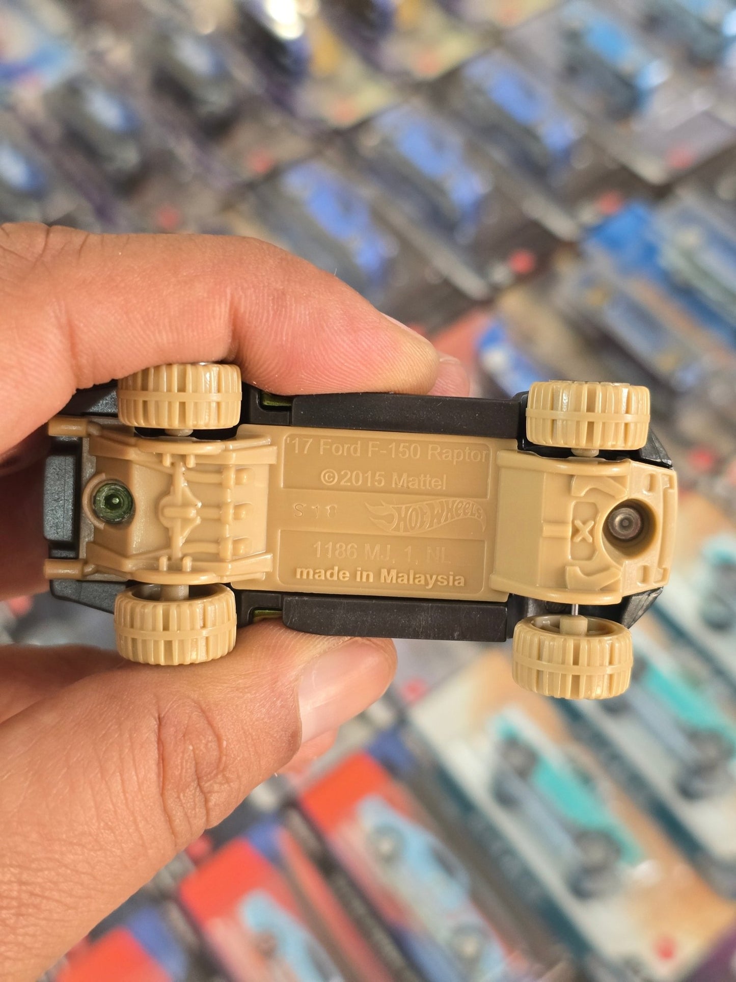Hot Wheels 2017 Ford F150 Raptor (Uncarded) - Kinder Logs