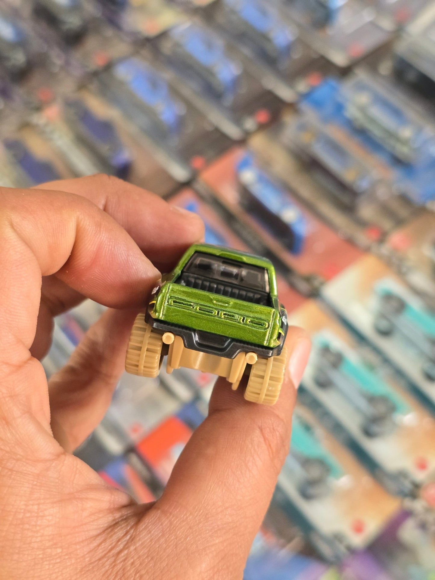 Hot Wheels 2017 Ford F150 Raptor (Uncarded) - Kinder Logs