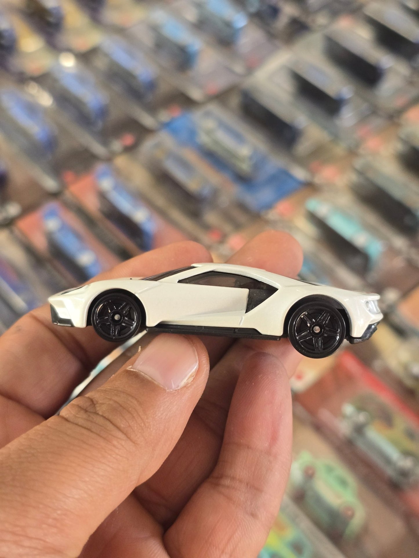 Hot Wheels 2017 Ford GT - White (Uncarded) - Kinder Logs