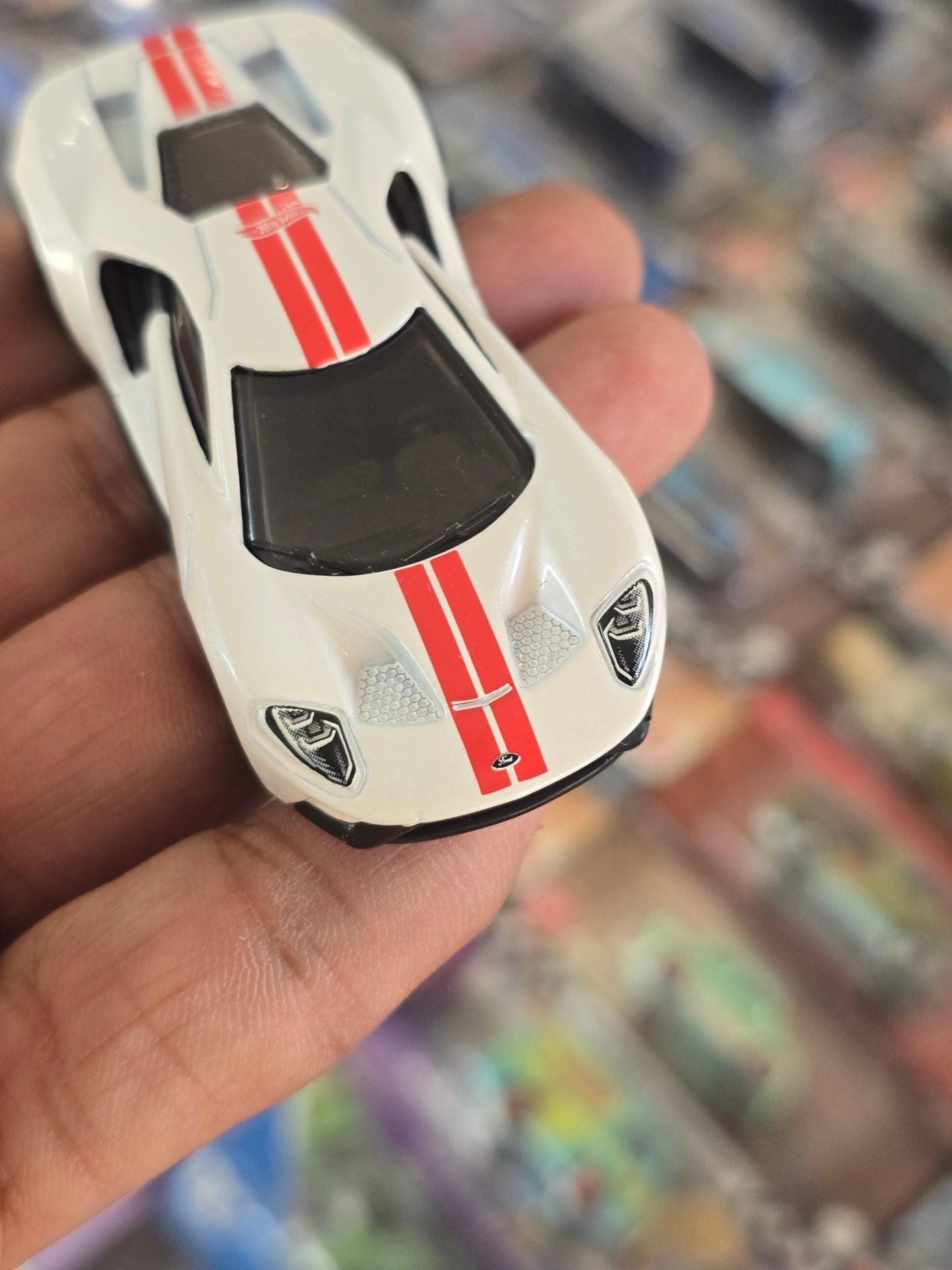 Hot Wheels 2017 Ford GT - White (Uncarded) - Kinder Logs