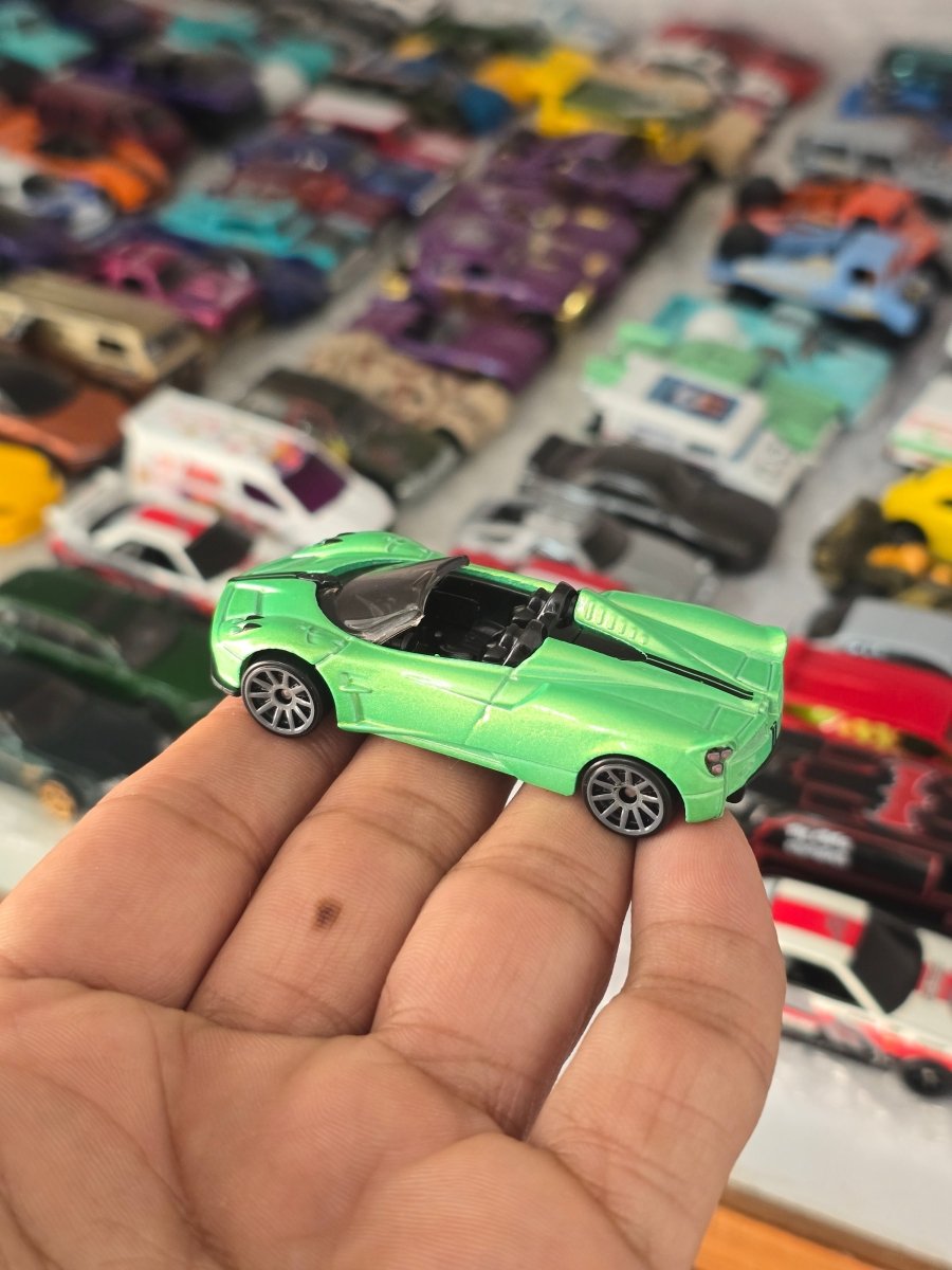 Hot Wheels 2017 Pagani Huayra Roadster - Green (Uncarded) - Kinder Logs