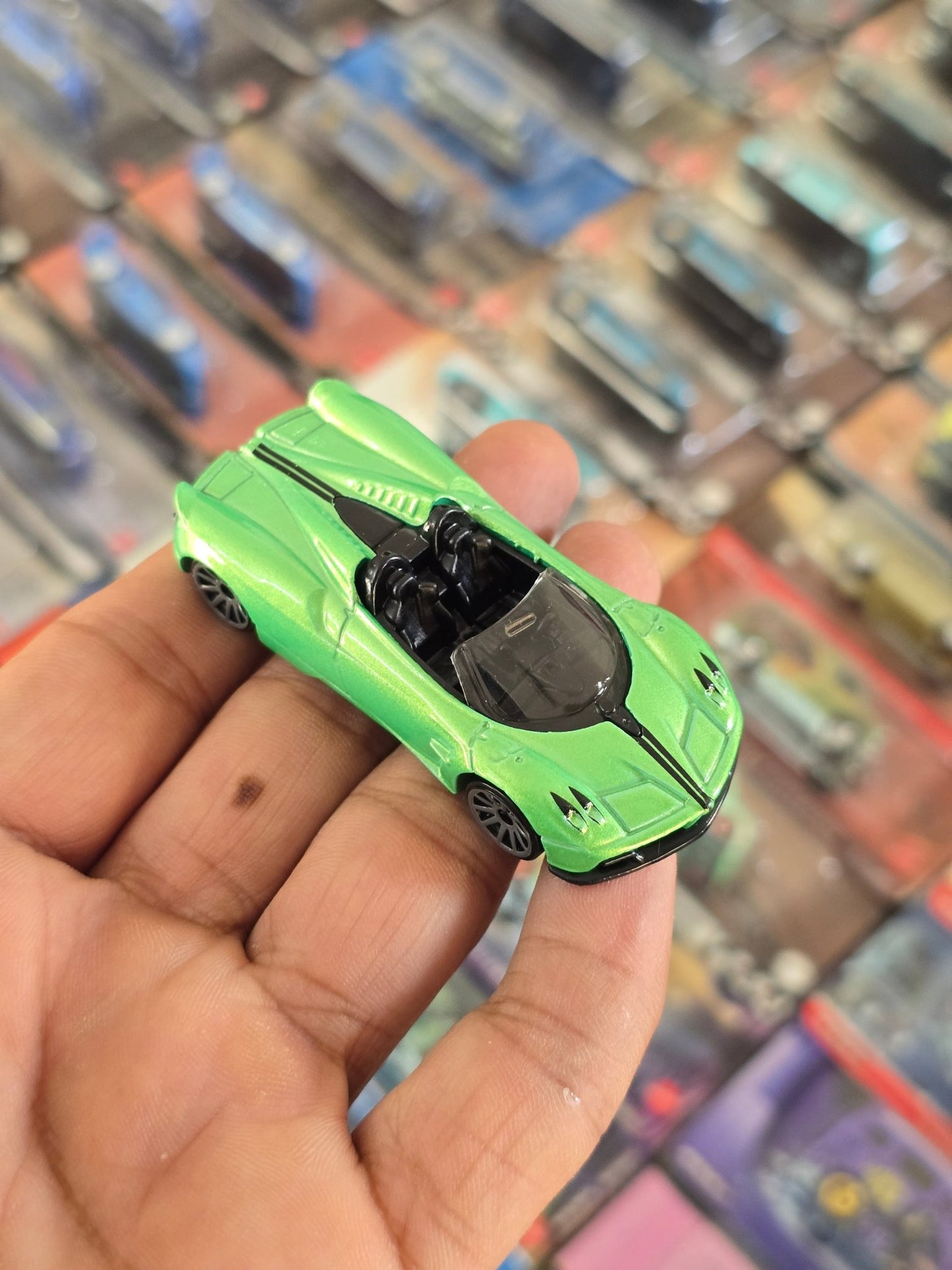 Hot Wheels 2017 Pagani Huayra Roadster - Green (Uncarded) - Kinder Logs