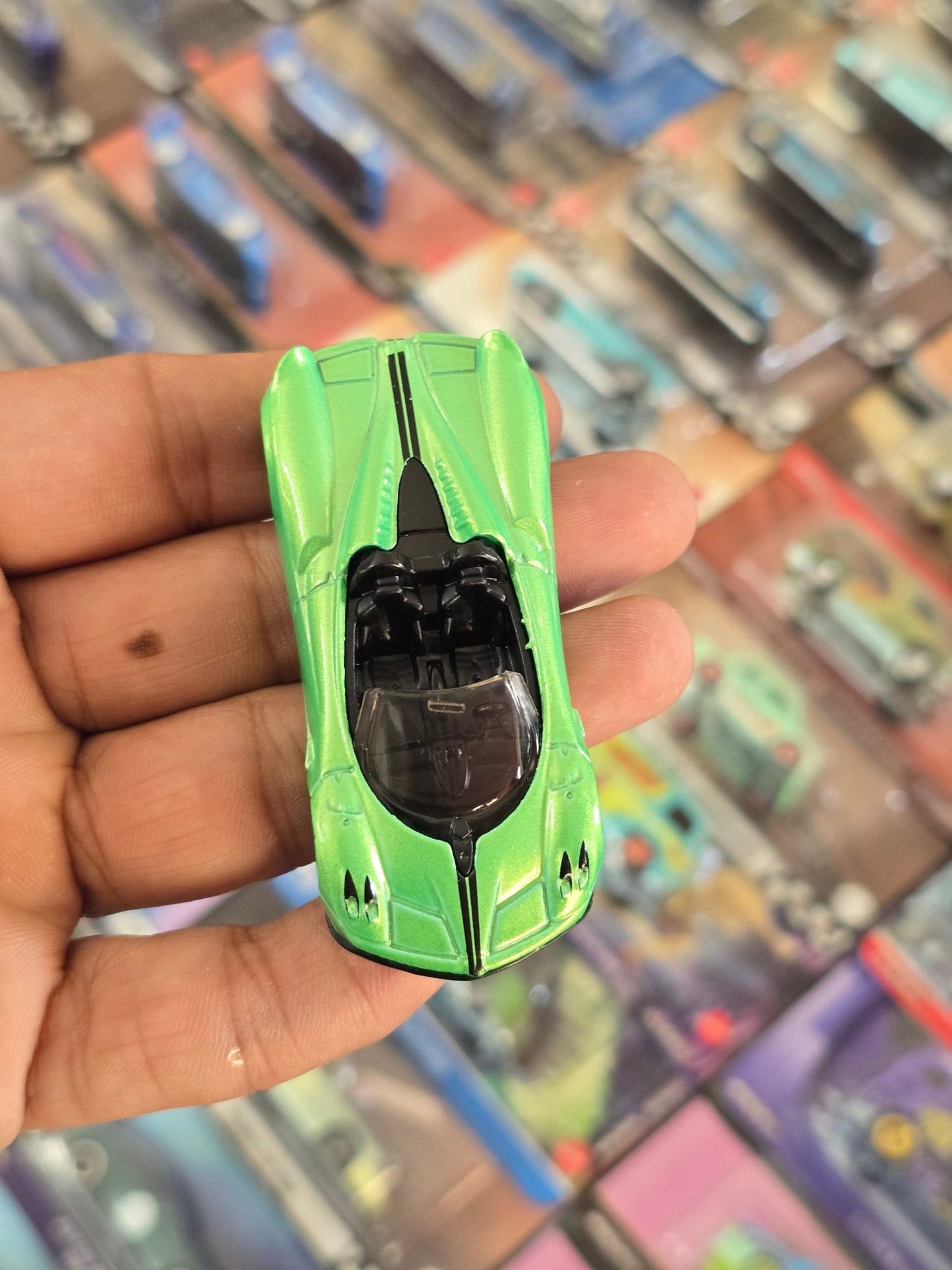 Hot Wheels 2017 Pagani Huayra Roadster - Green (Uncarded) - Kinder Logs