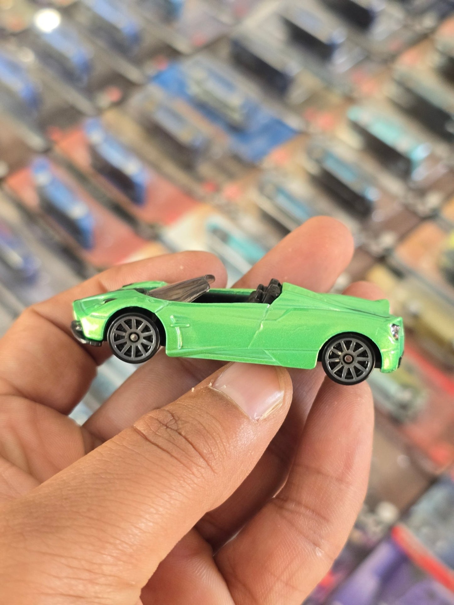 Hot Wheels 2017 Pagani Huayra Roadster - Green (Uncarded) - Kinder Logs