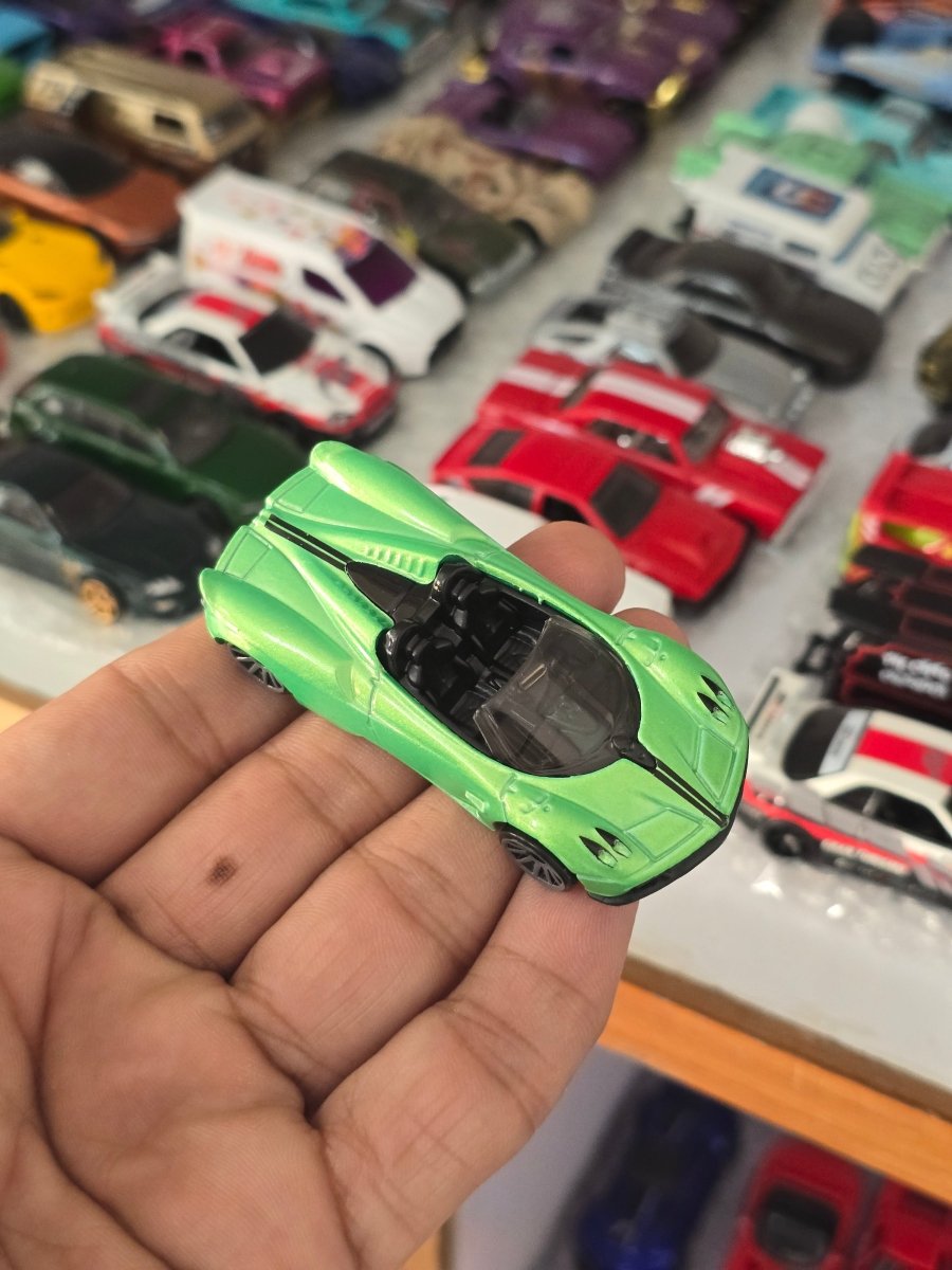 Hot Wheels 2017 Pagani Huayra Roadster - Green (Uncarded) - Kinder Logs