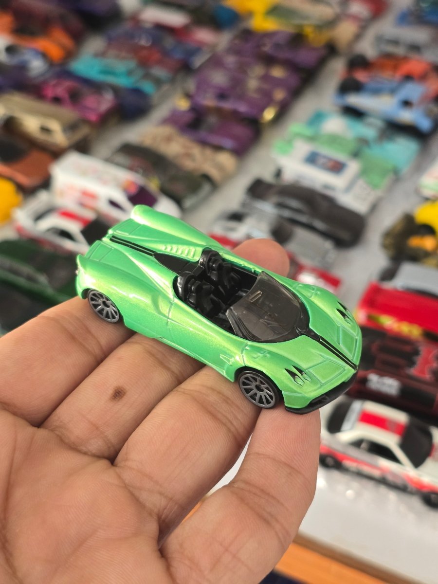Hot Wheels 2017 Pagani Huayra Roadster - Green (Uncarded) - Kinder Logs