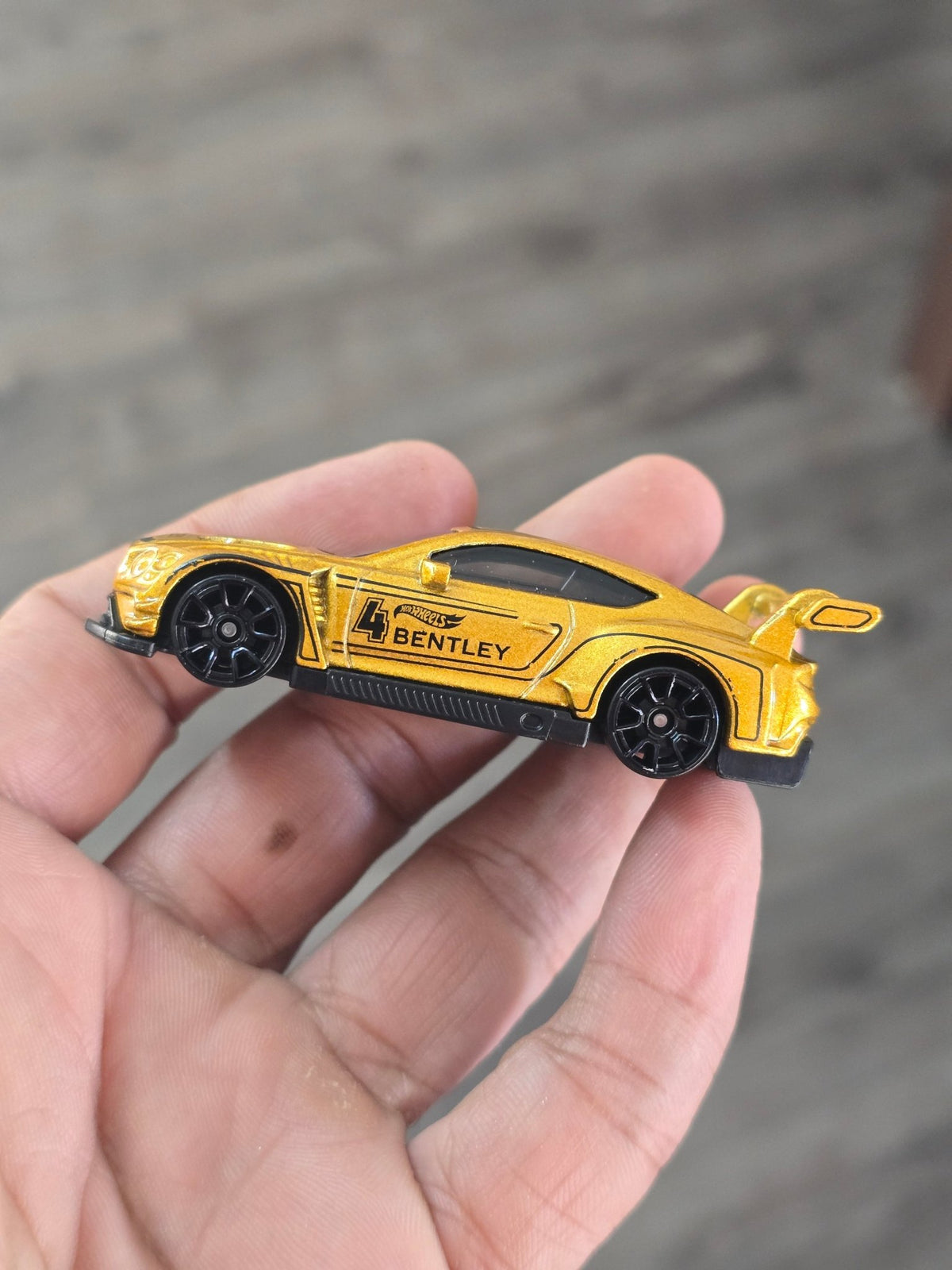 Hot Wheels 2018 Bentley Continental GT3 - Gold (Uncarded - New) - Kinder Logs