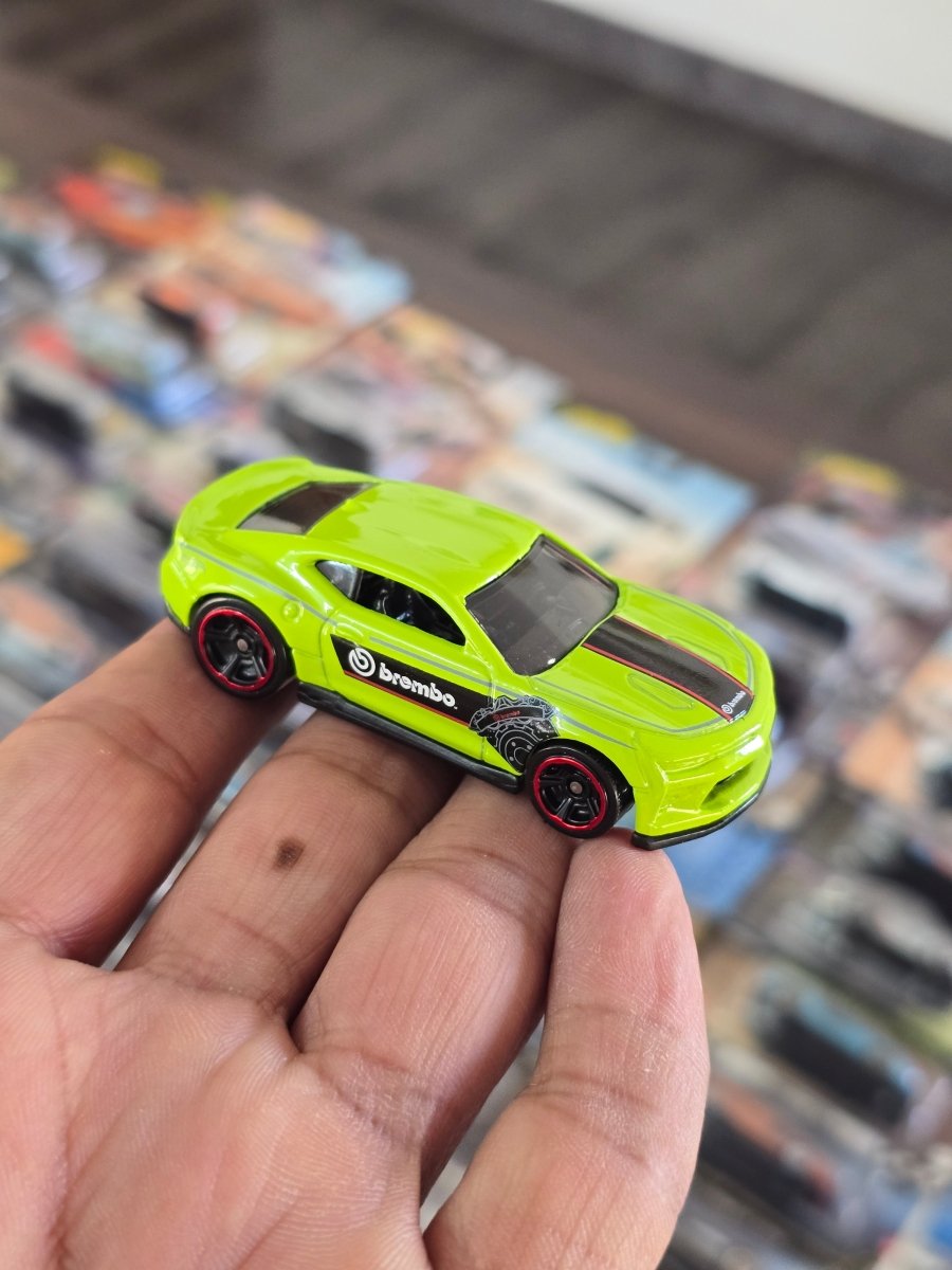 Hot Wheels 2018 Chevrolet Camaro SS Brembo Edition (Uncarded) - Kinder Logs