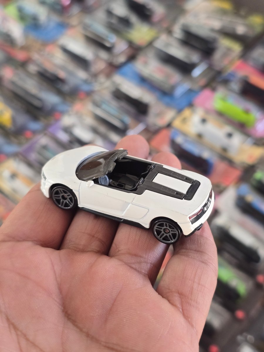 Hot Wheels 2019 Audi R8 Spyder - White (Uncarded) - Kinder Logs
