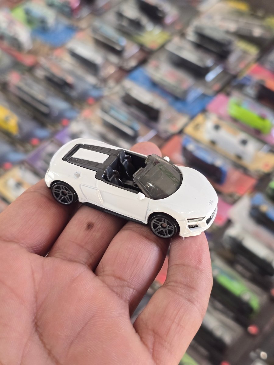 Hot Wheels 2019 Audi R8 Spyder - White (Uncarded) - Kinder Logs