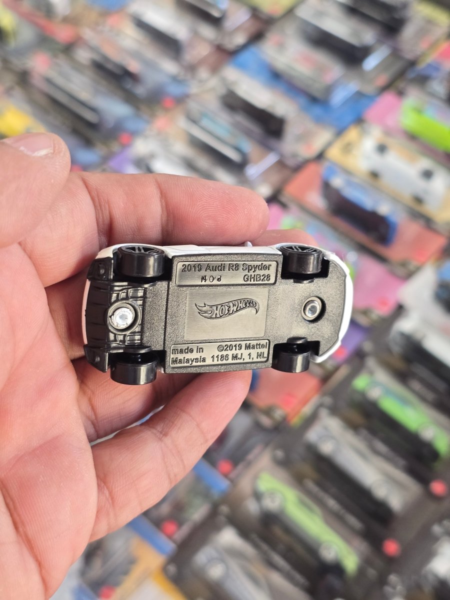 Hot Wheels 2019 Audi R8 Spyder - White (Uncarded) - Kinder Logs