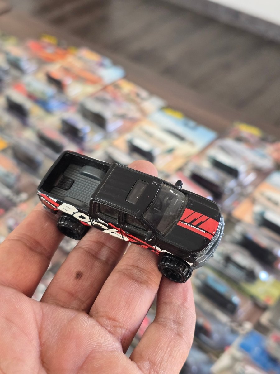 Hot Wheels 2019 Chevrolet Silverado Trail Boss LT Borla (Uncarded) - Kinder Logs