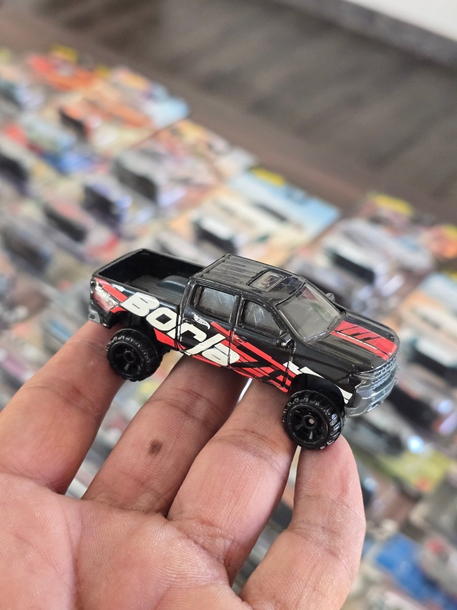 Hot Wheels 2019 Chevrolet Silverado Trail Boss LT Borla (Uncarded) - Kinder Logs