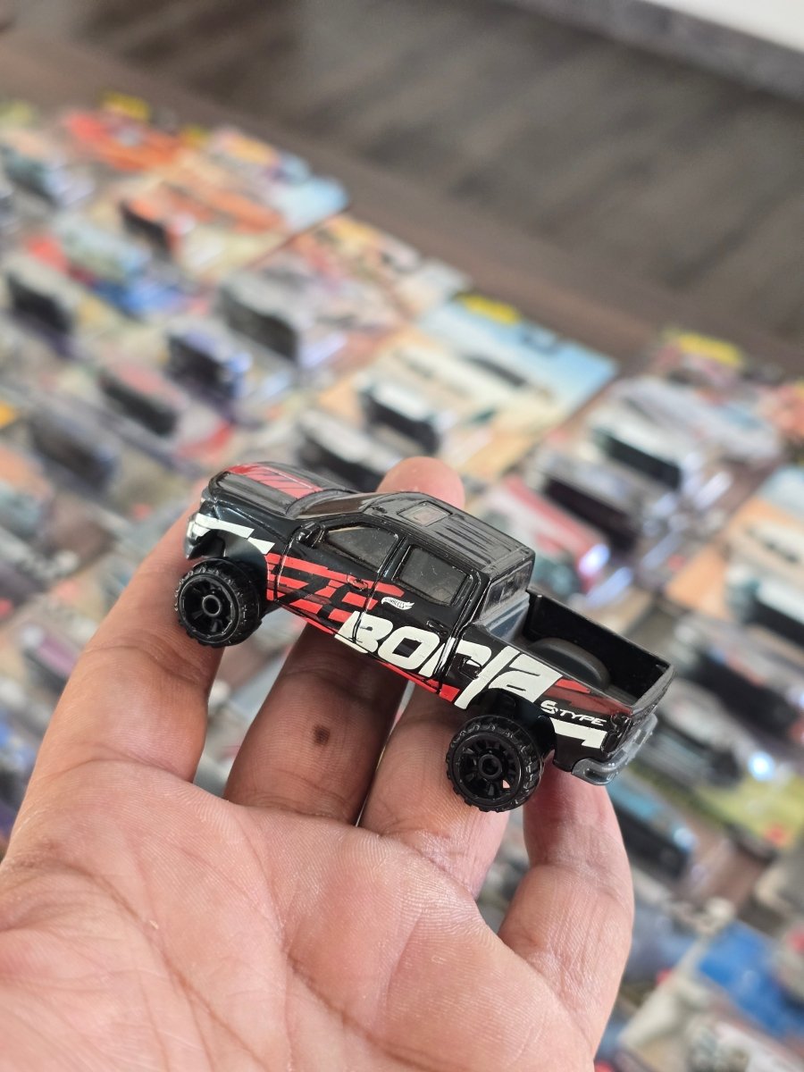 Hot Wheels 2019 Chevrolet Silverado Trail Boss LT Borla (Uncarded) - Kinder Logs