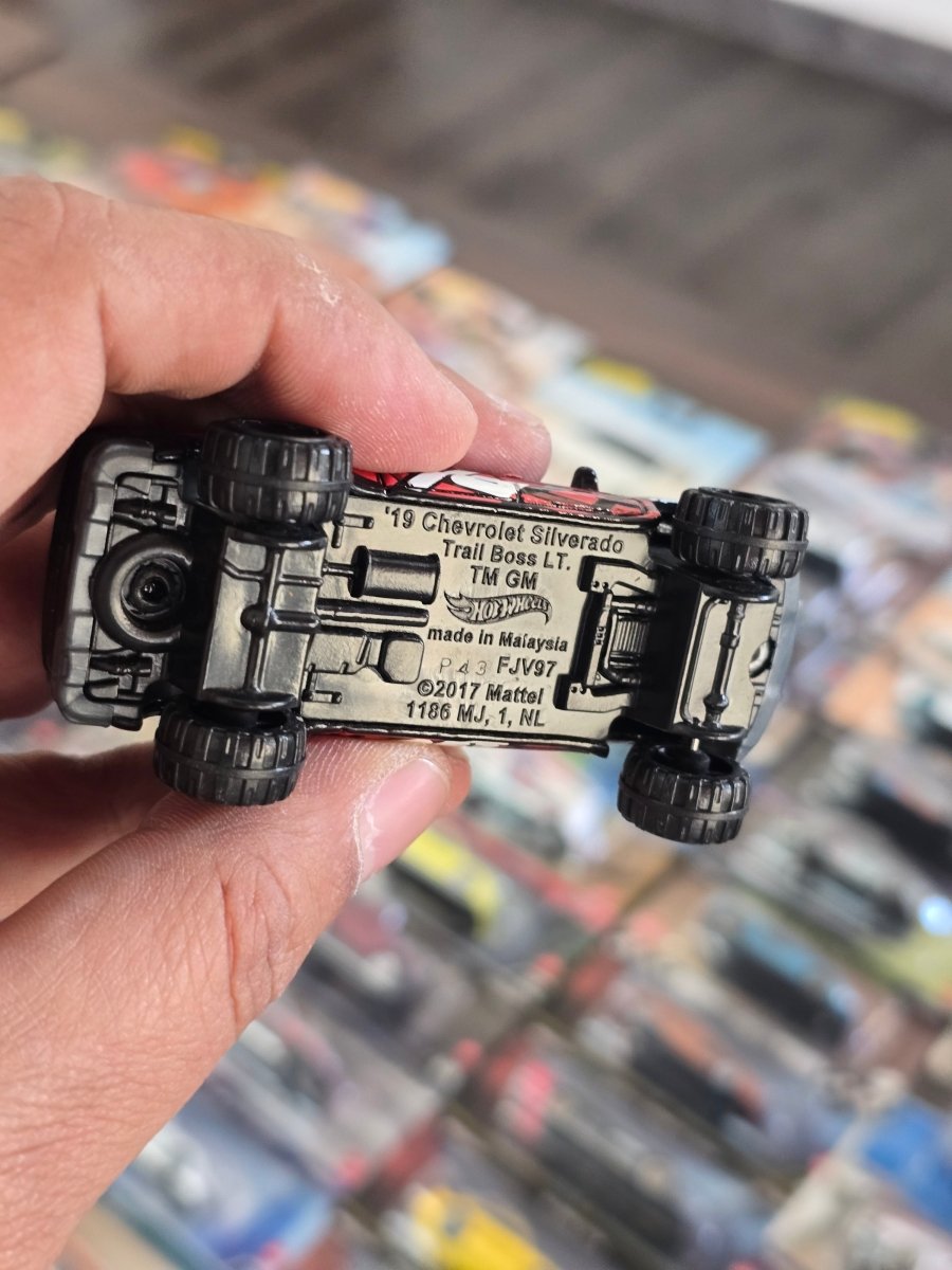 Hot Wheels 2019 Chevrolet Silverado Trail Boss LT Borla (Uncarded) - Kinder Logs