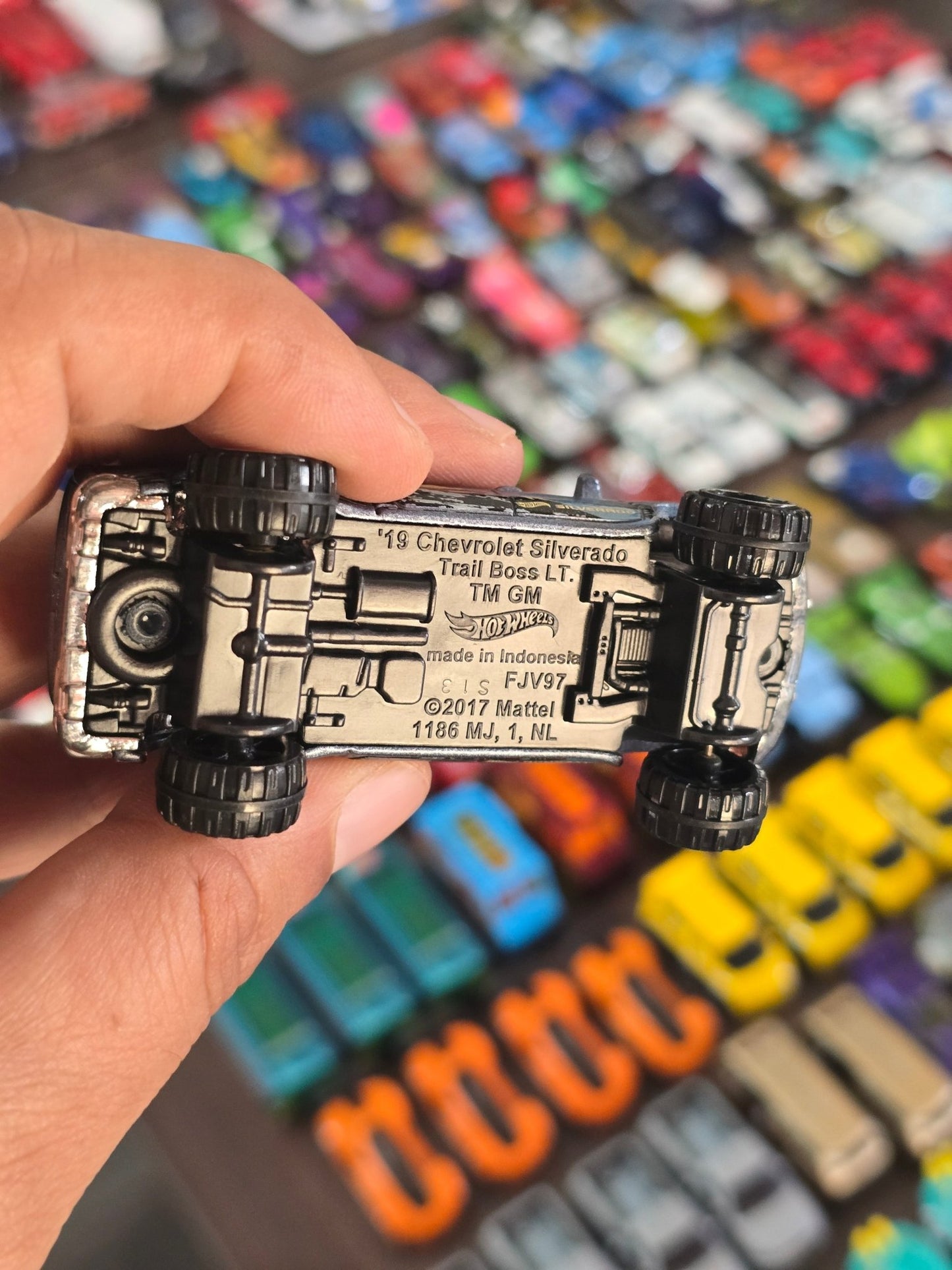 Hot Wheels 2019 Chevy Silverado Trail Boss LT (Pre - Owned) - Kinder Logs