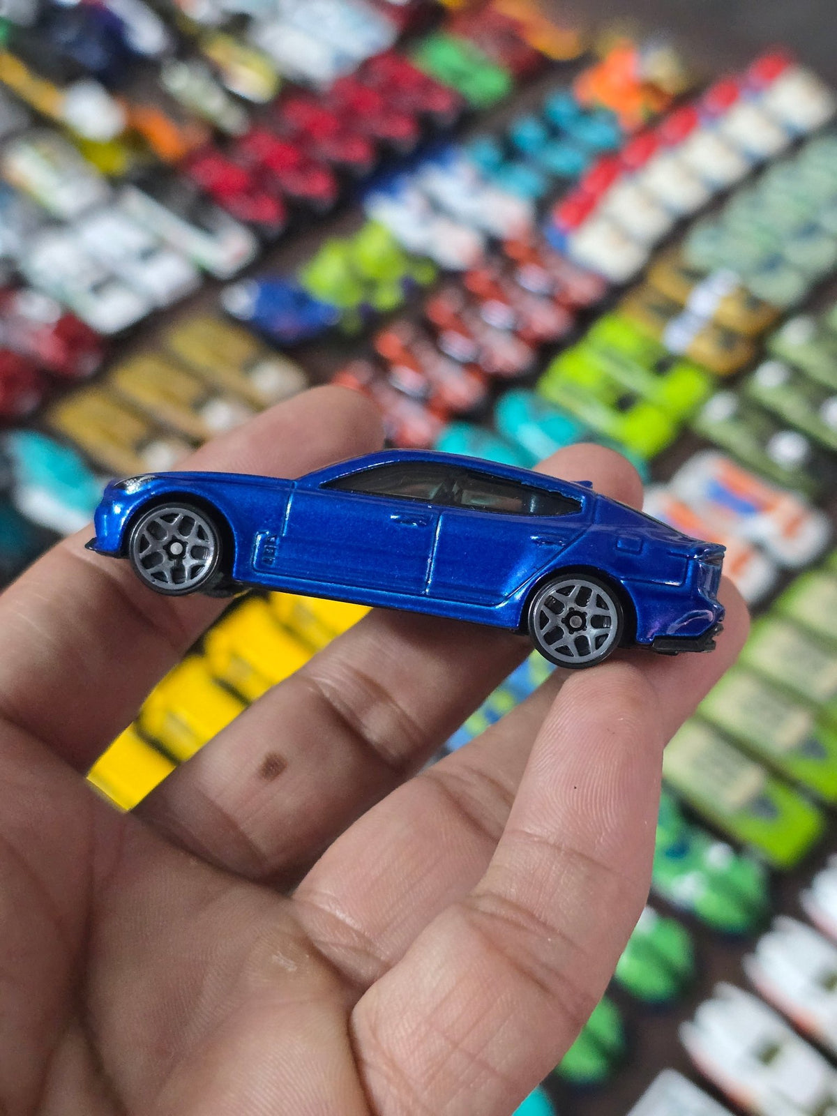 Hot Wheels 2019 Kia Stinger GT - Blue (Uncarded) - Kinder Logs