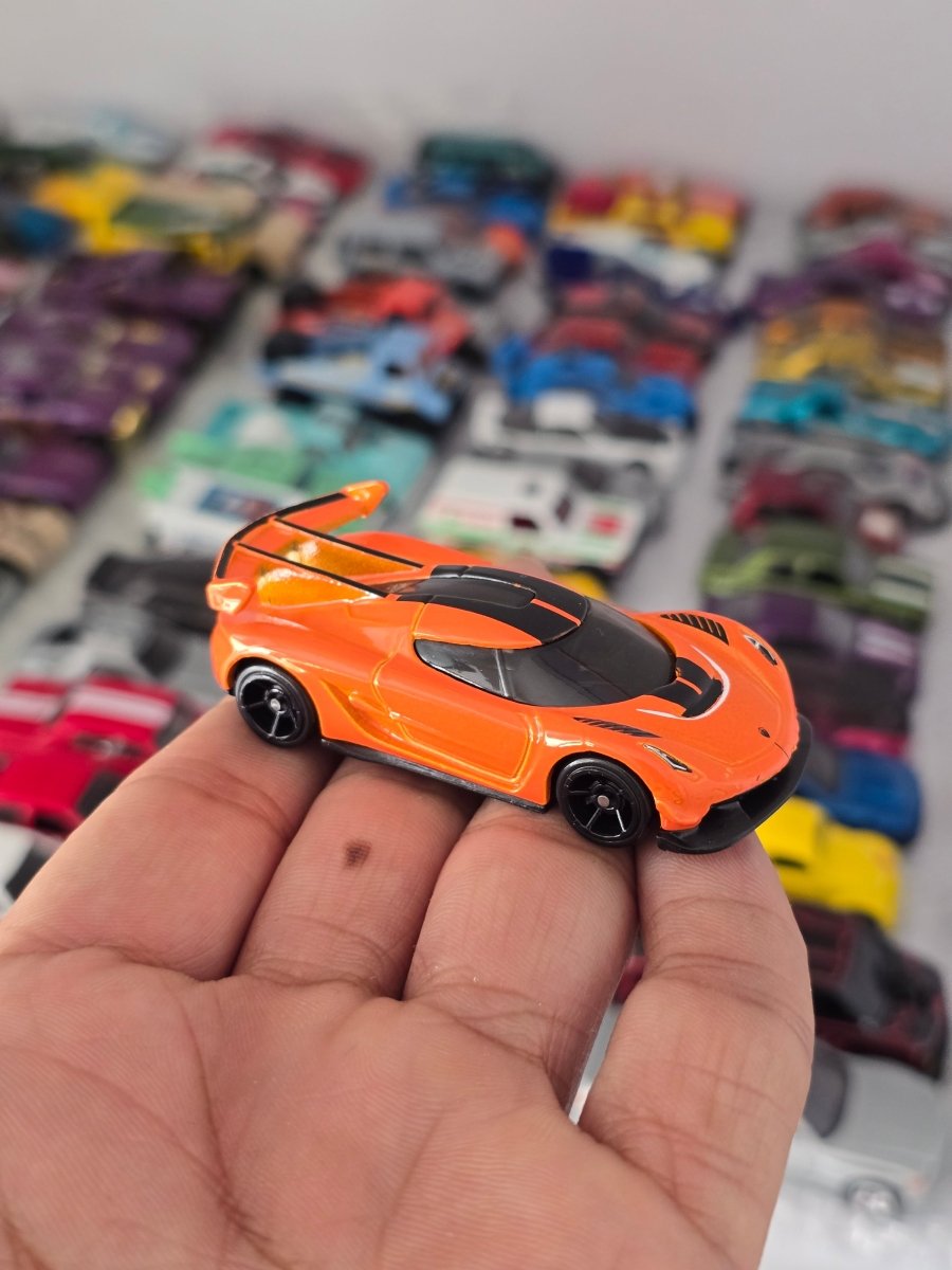 Hot Wheels 2020 Koenigsegg Jesko - Orange (Uncarded) - Kinder Logs