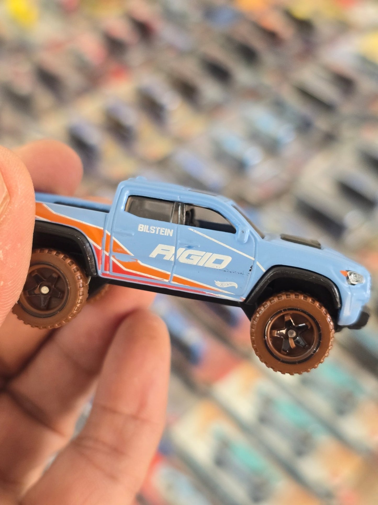 Hot Wheels 2020 Toyota Tacoma (Uncarded) - Kinder Logs