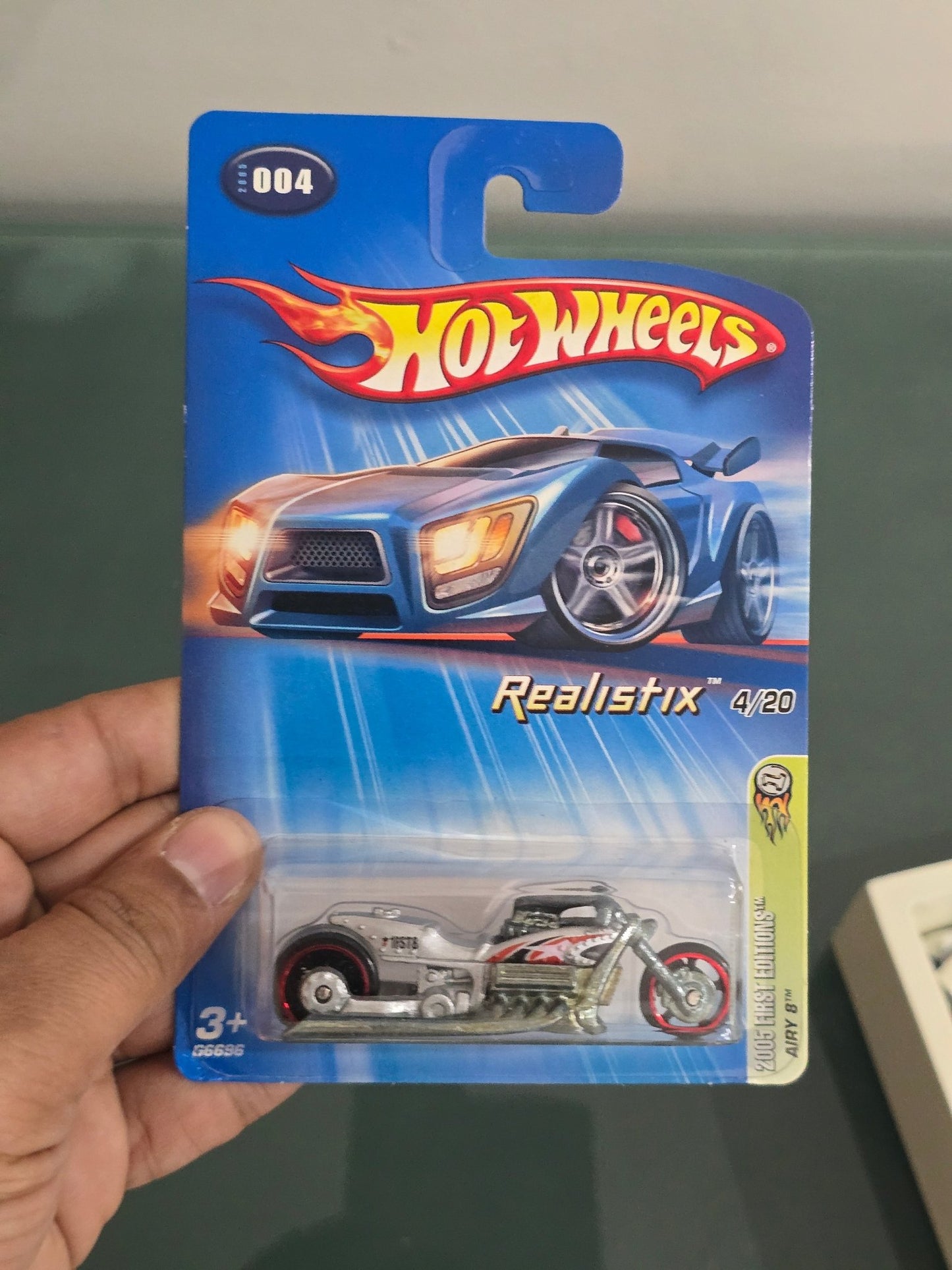 Hot Wheels Airy 8 Motorcycle - Collector No. 004 - Kinder Logs