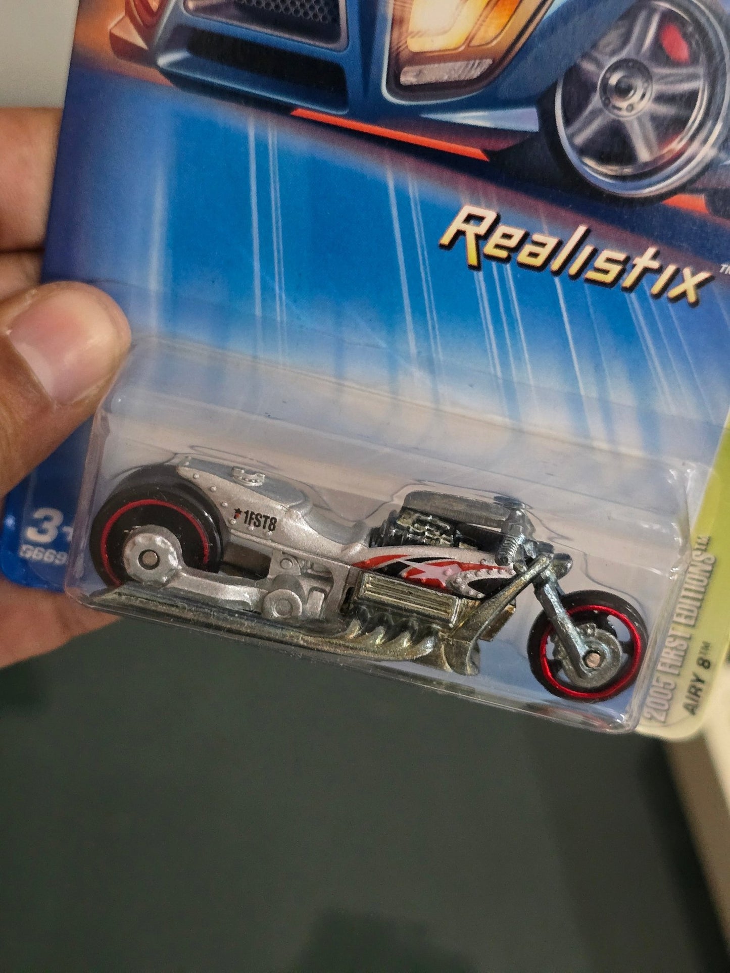 Hot Wheels Airy 8 Motorcycle - Collector No. 004 - Kinder Logs